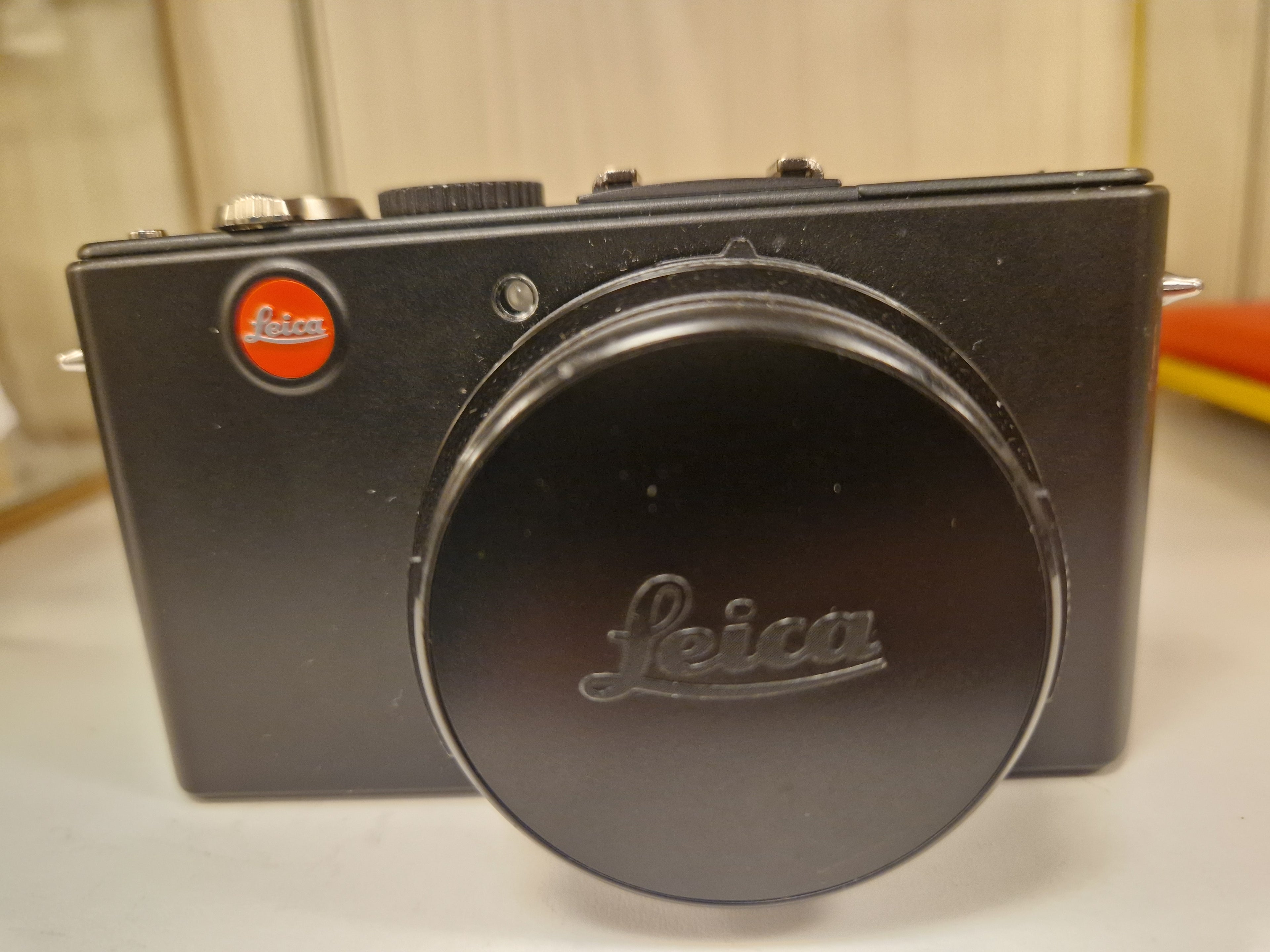 Leica D-Lux 4 – front med objektivdeksel