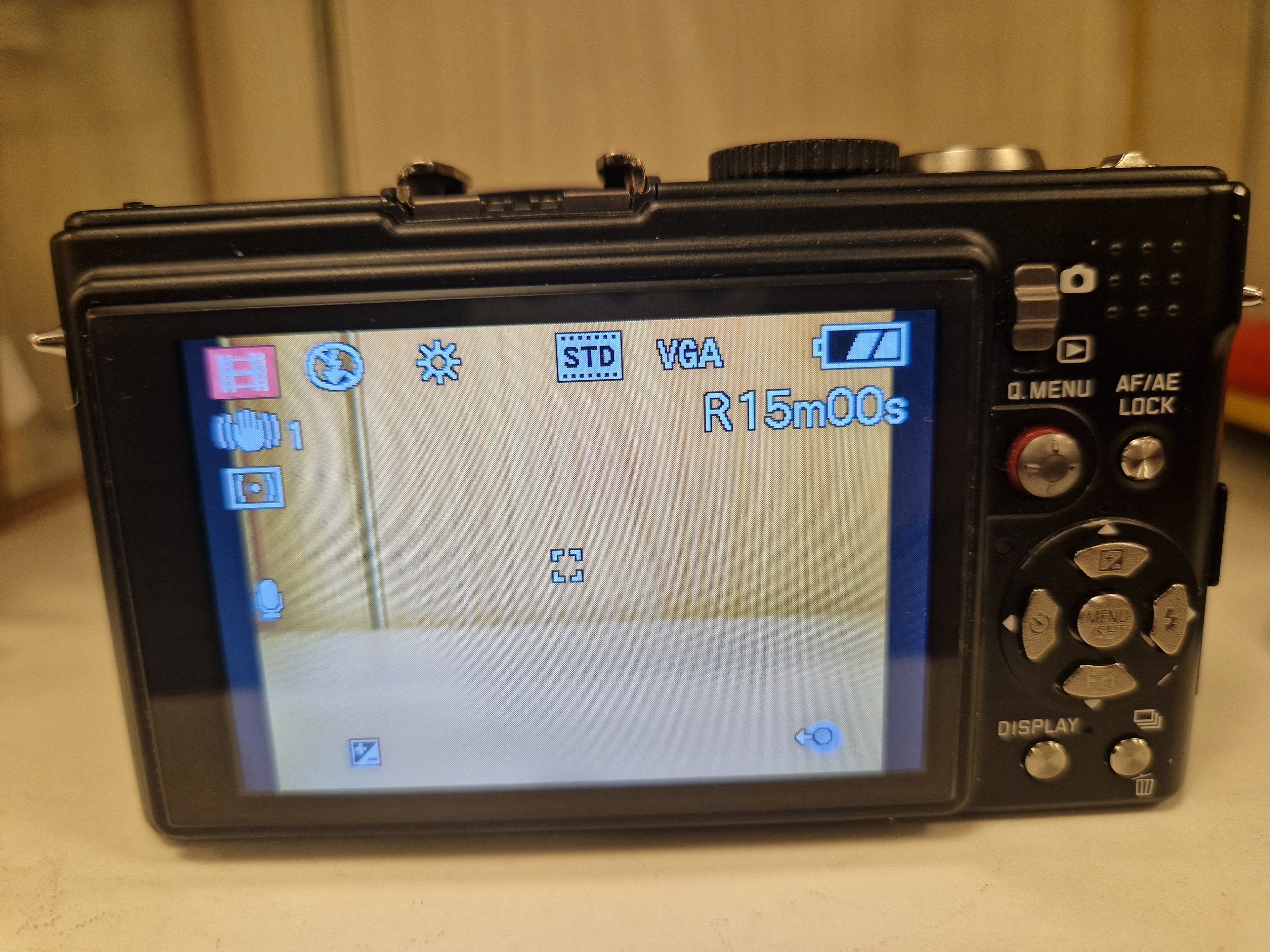 Bakside med aktiv skjerm