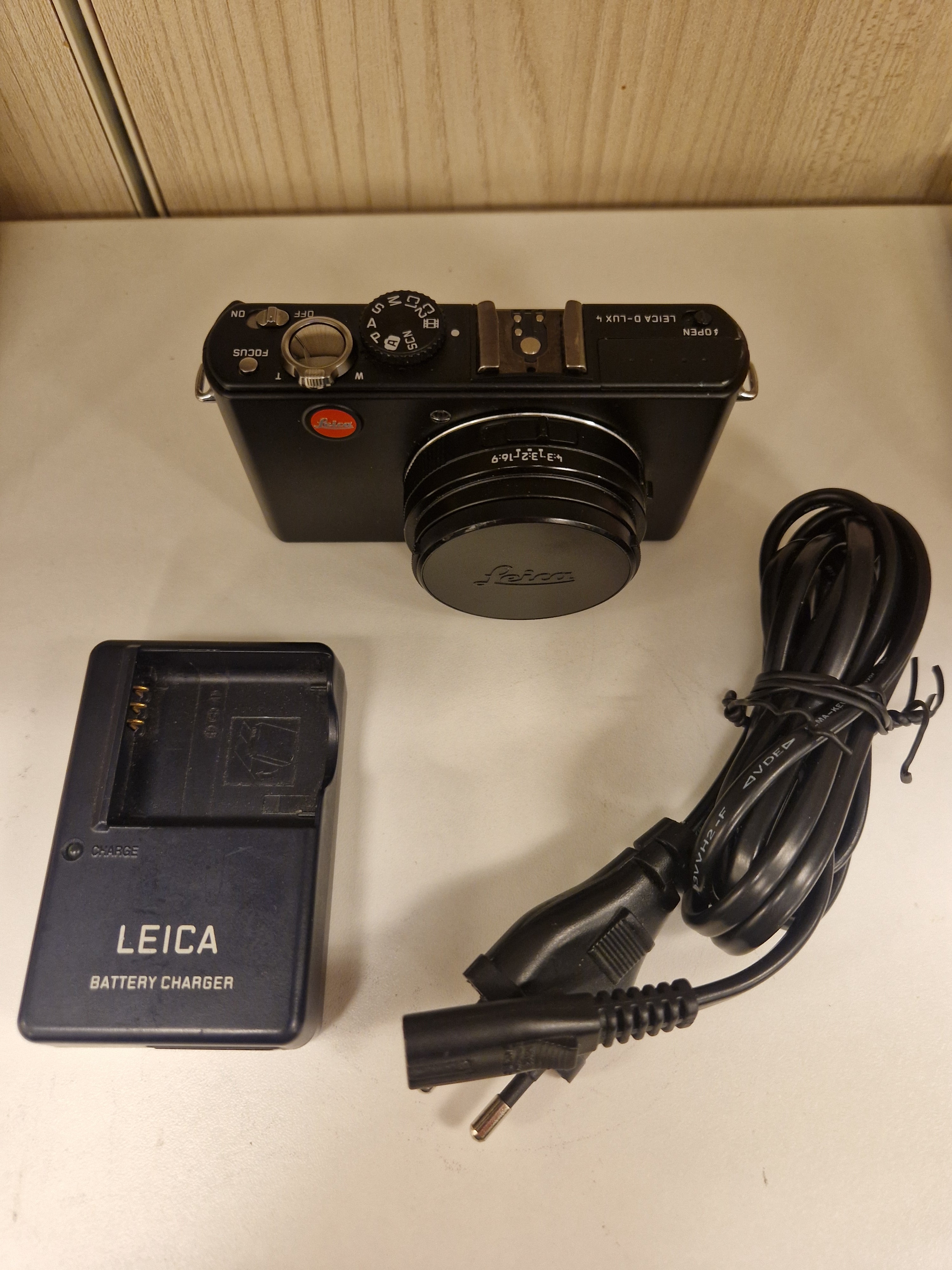 Medfølgende lader og strømkabel