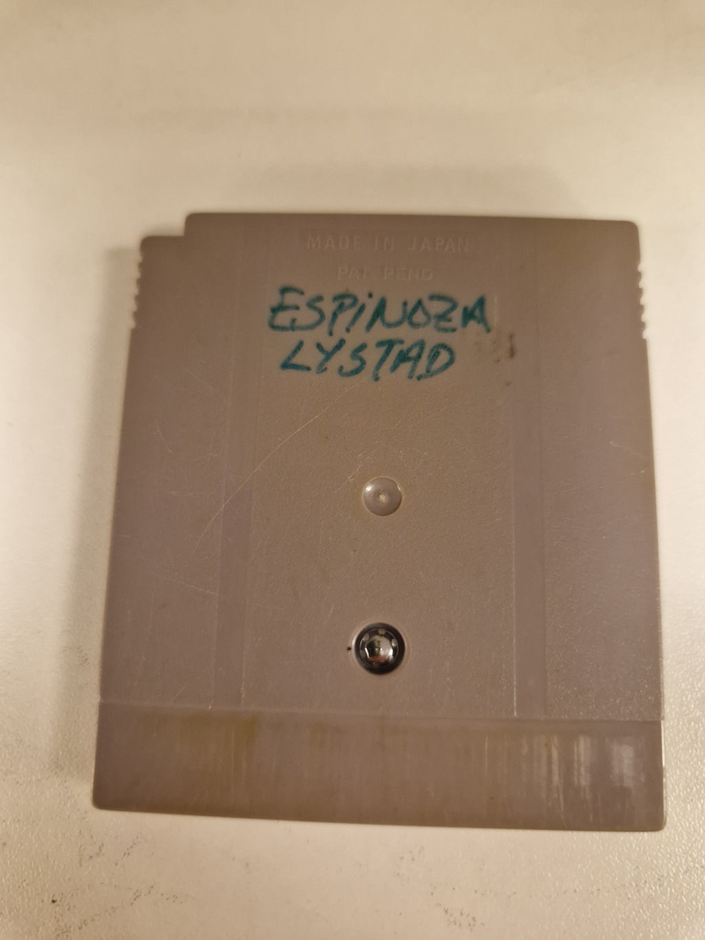 Bakside av cartridge med Nintendo-merking