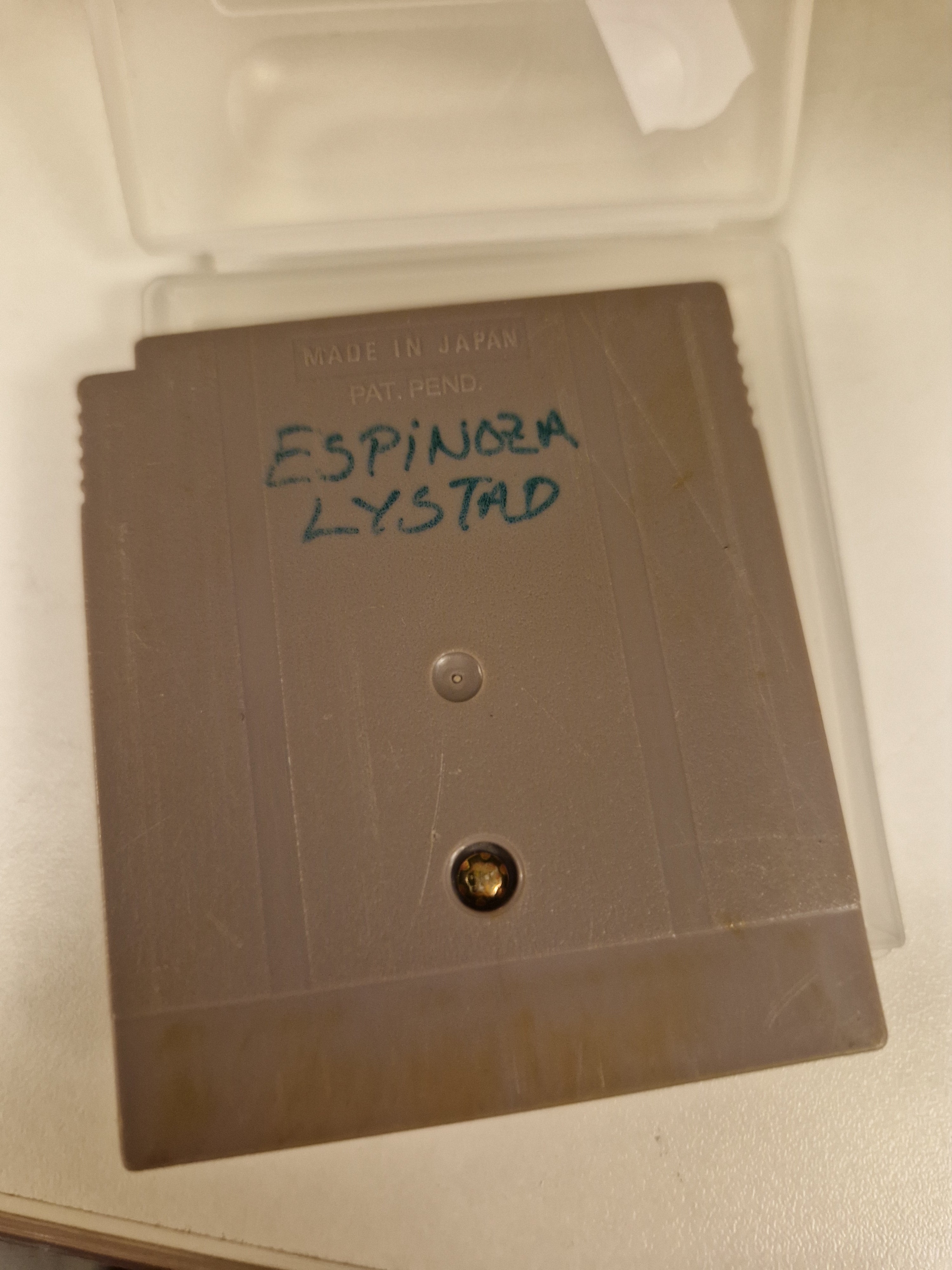 Bakside av spillkassett – viser stand og merking