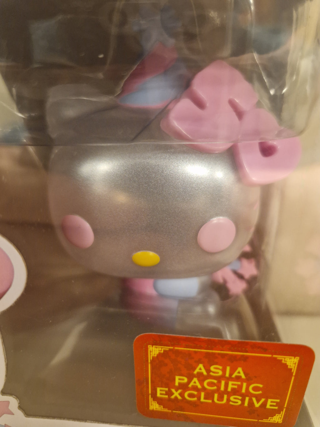 Detaljbilde av figur og perlemorsfinish