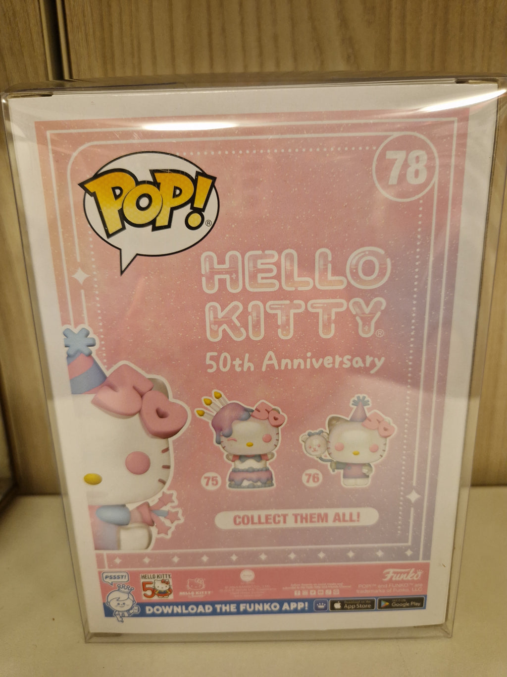 Sidevisning av eske og figur