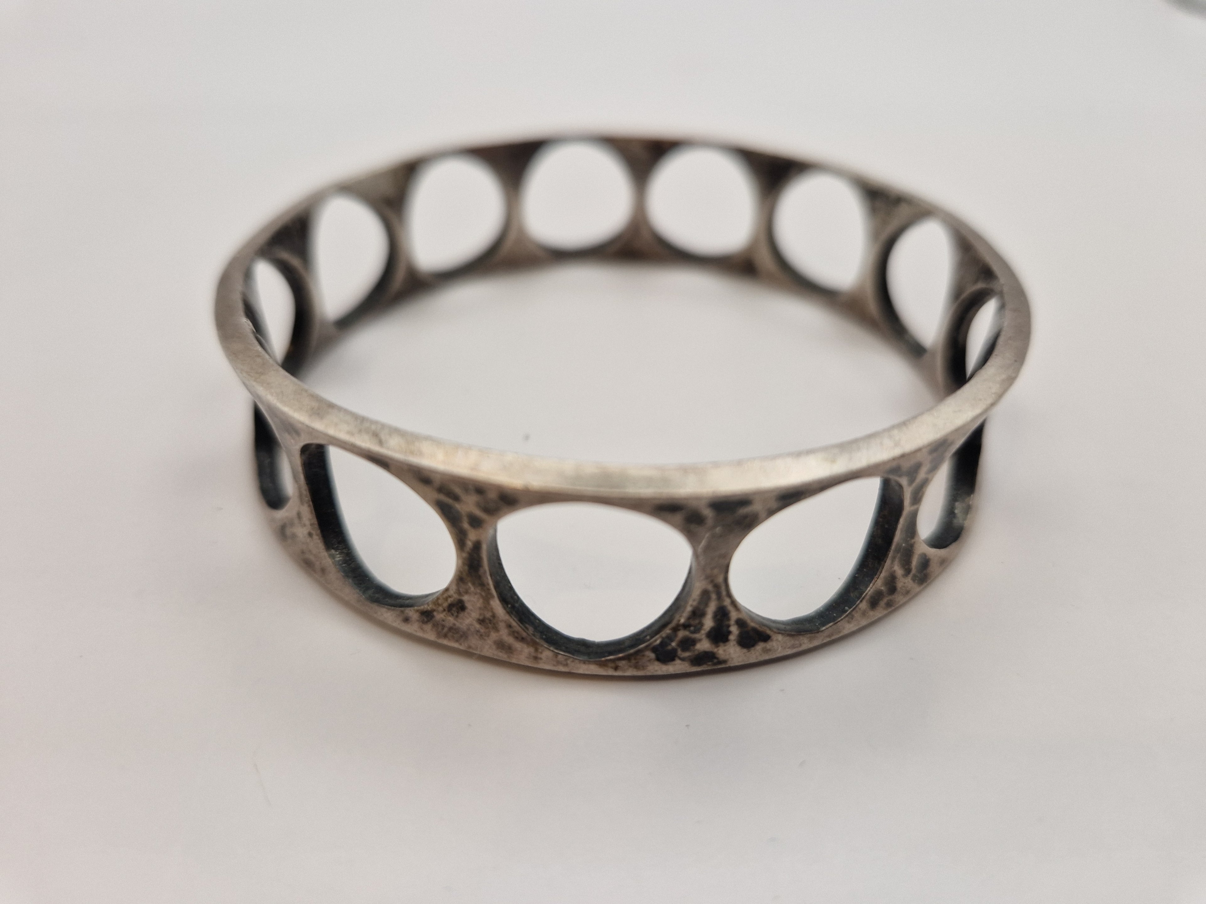 Armring i 925 sterling sølv med åpen, moderne design – sett forfra.