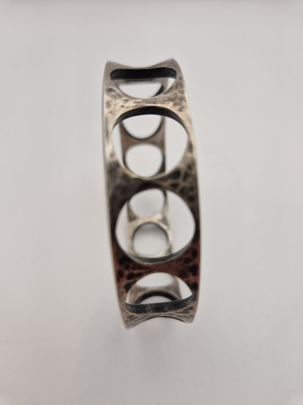 Sideprofil som viser armringens bredde og solide konstruksjon.