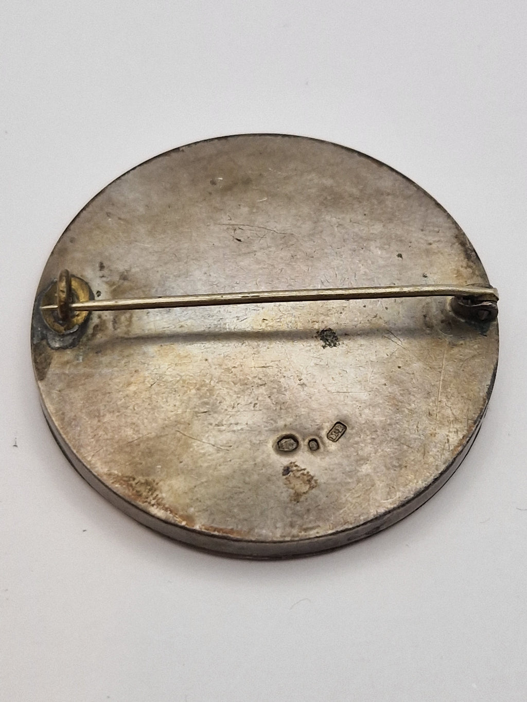 Bakside av sølvbrosje med nål og 925-stempel