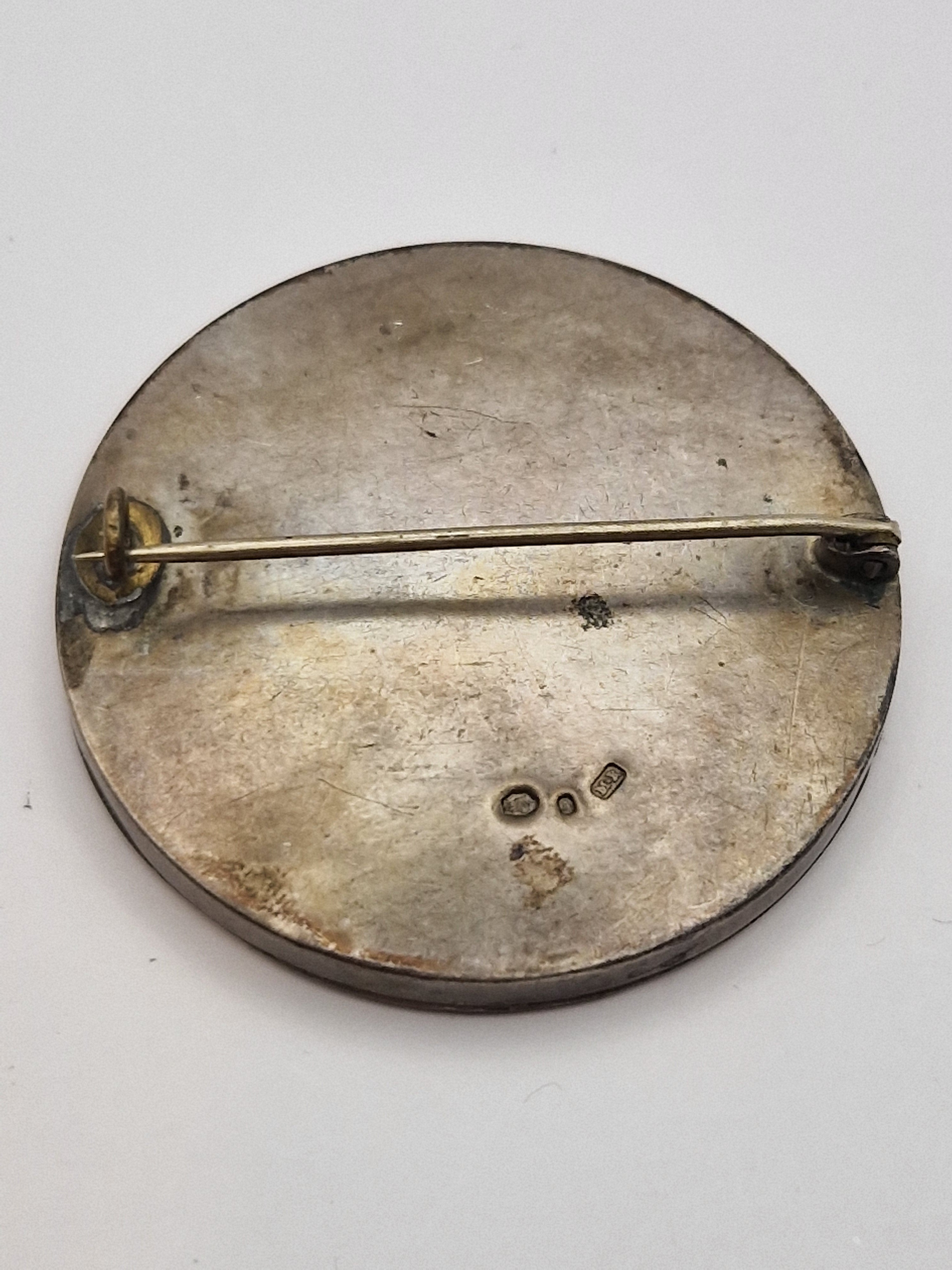 Bakside av sølvbrosje med nål og 925-stempel