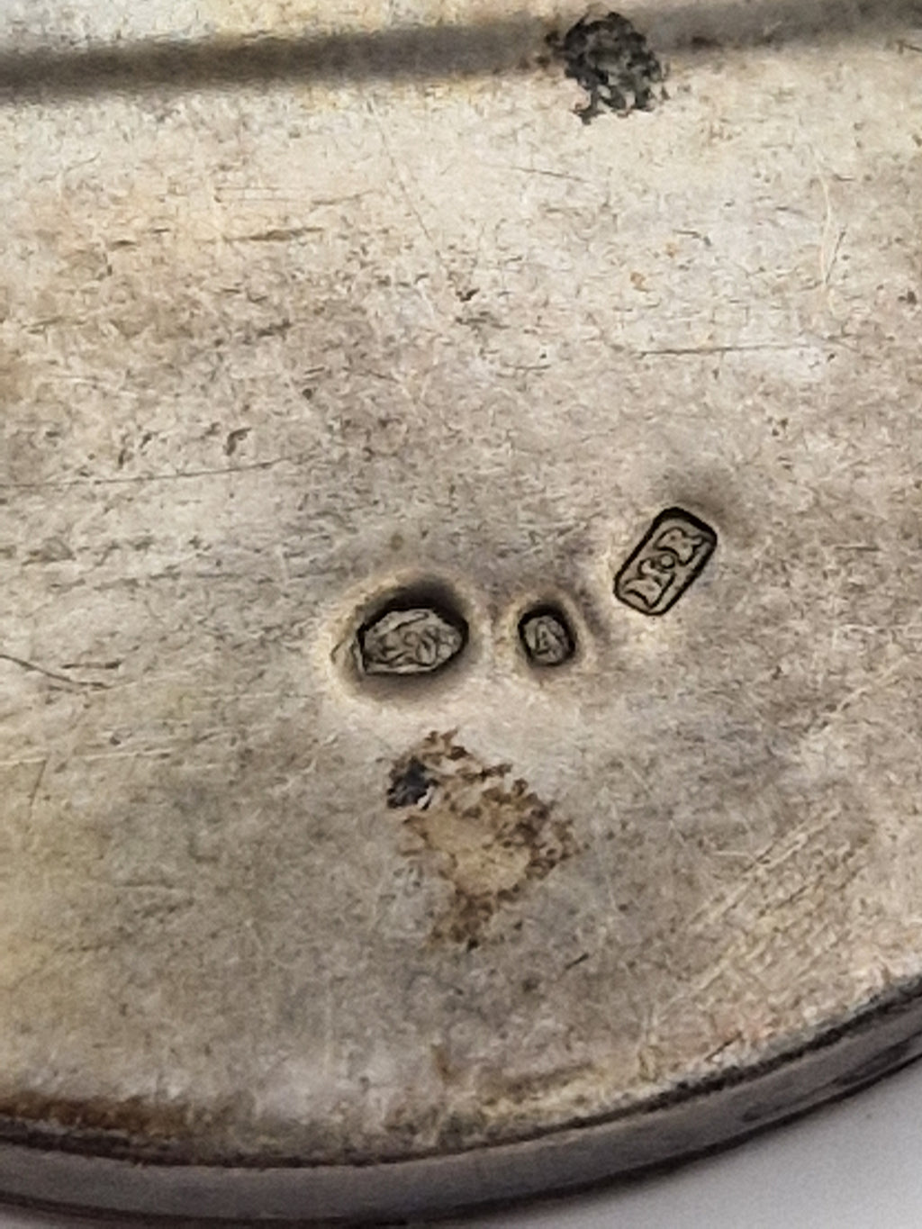 Nærbilde av 925-stempel, sannsynlig engelsk sølv