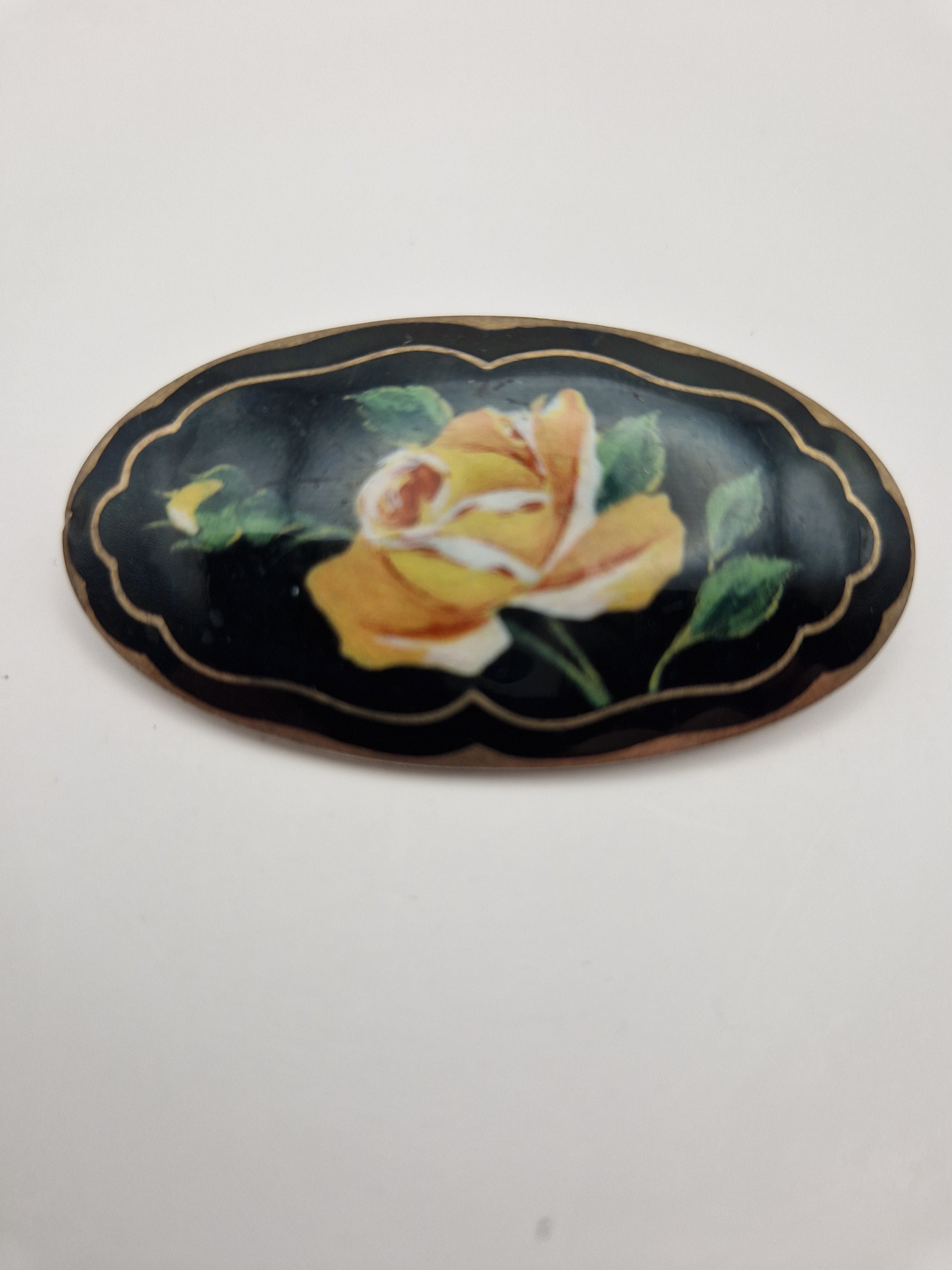 Vintage sølvbrosje i 925 sølv med emaljemotiv av blomst