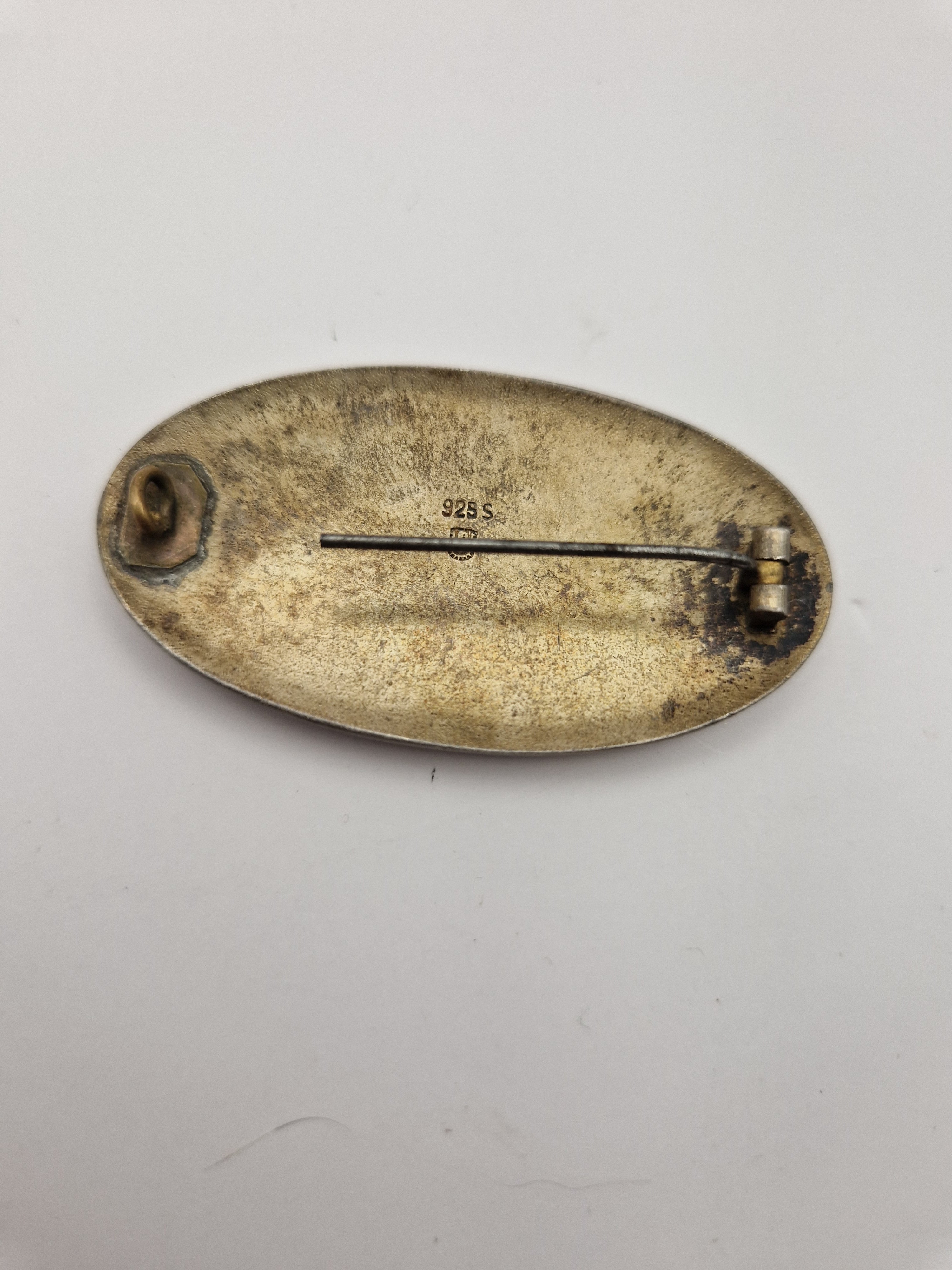 Bakside av brosje i sterling sølv – nålmekanisme med skade