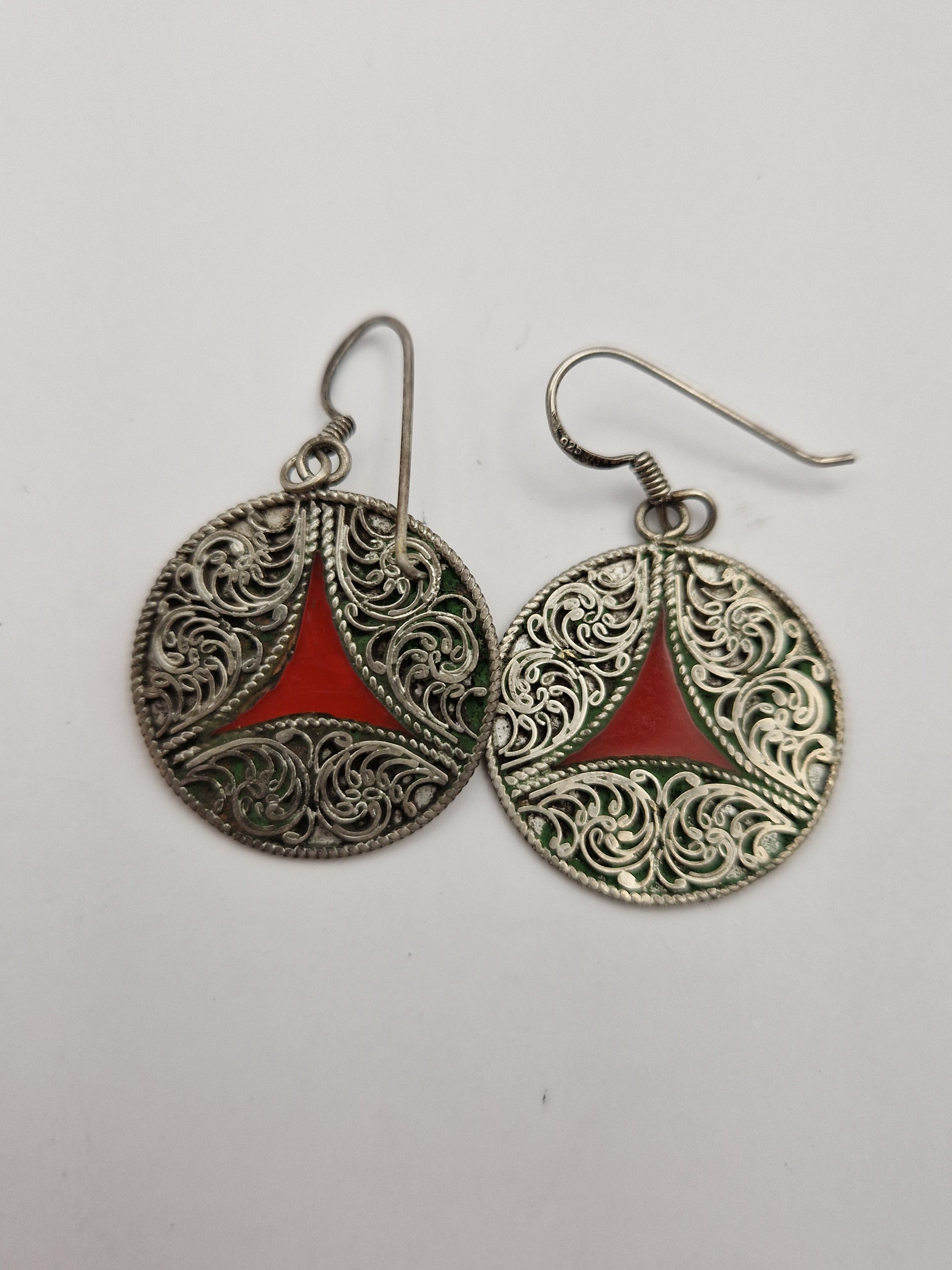 Forside: Vintage øredobber i 925 sølv med filigran og farget emalje