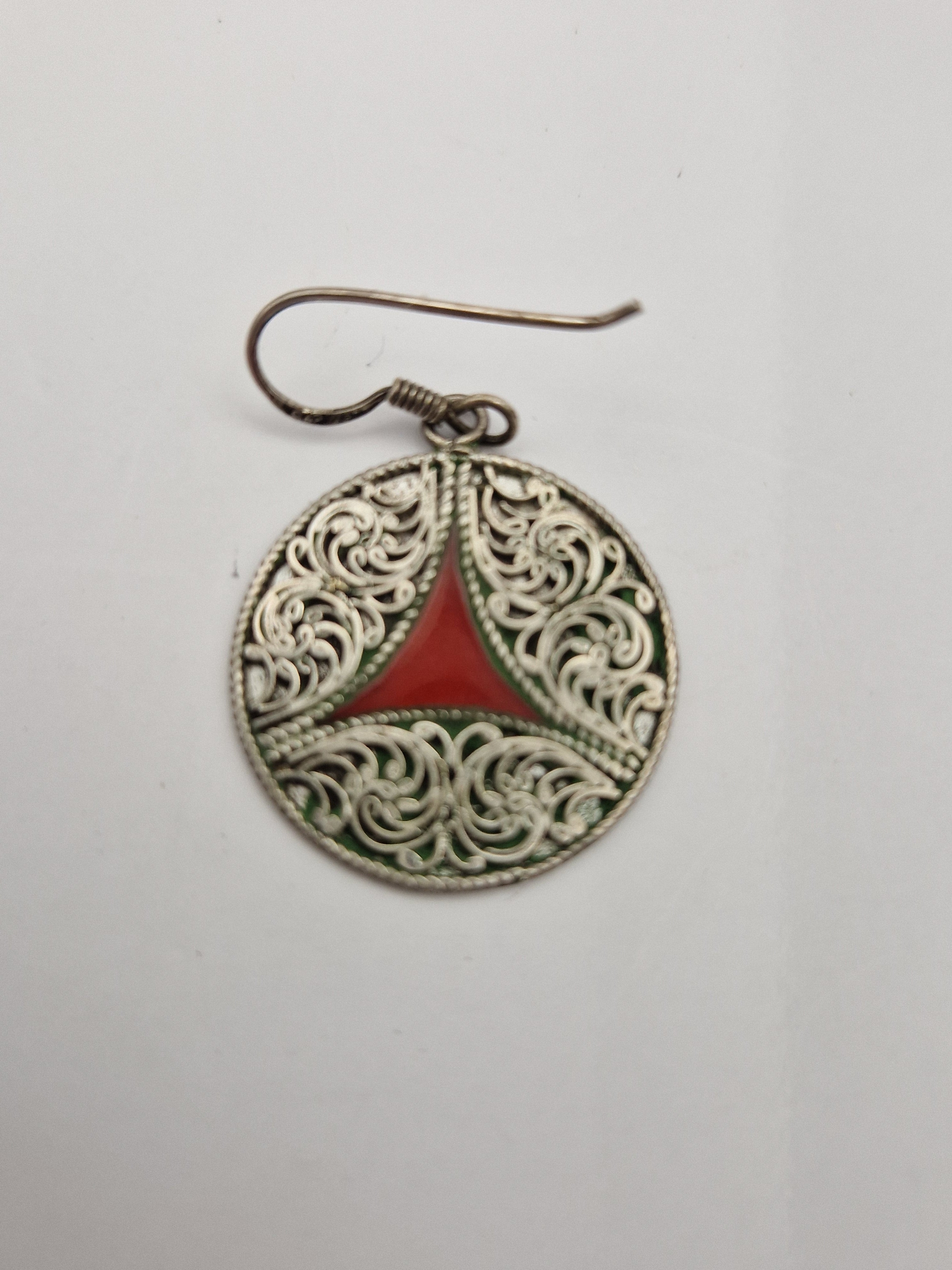 Detalj: Nærbilde av filigransarbeid og emaljedekor