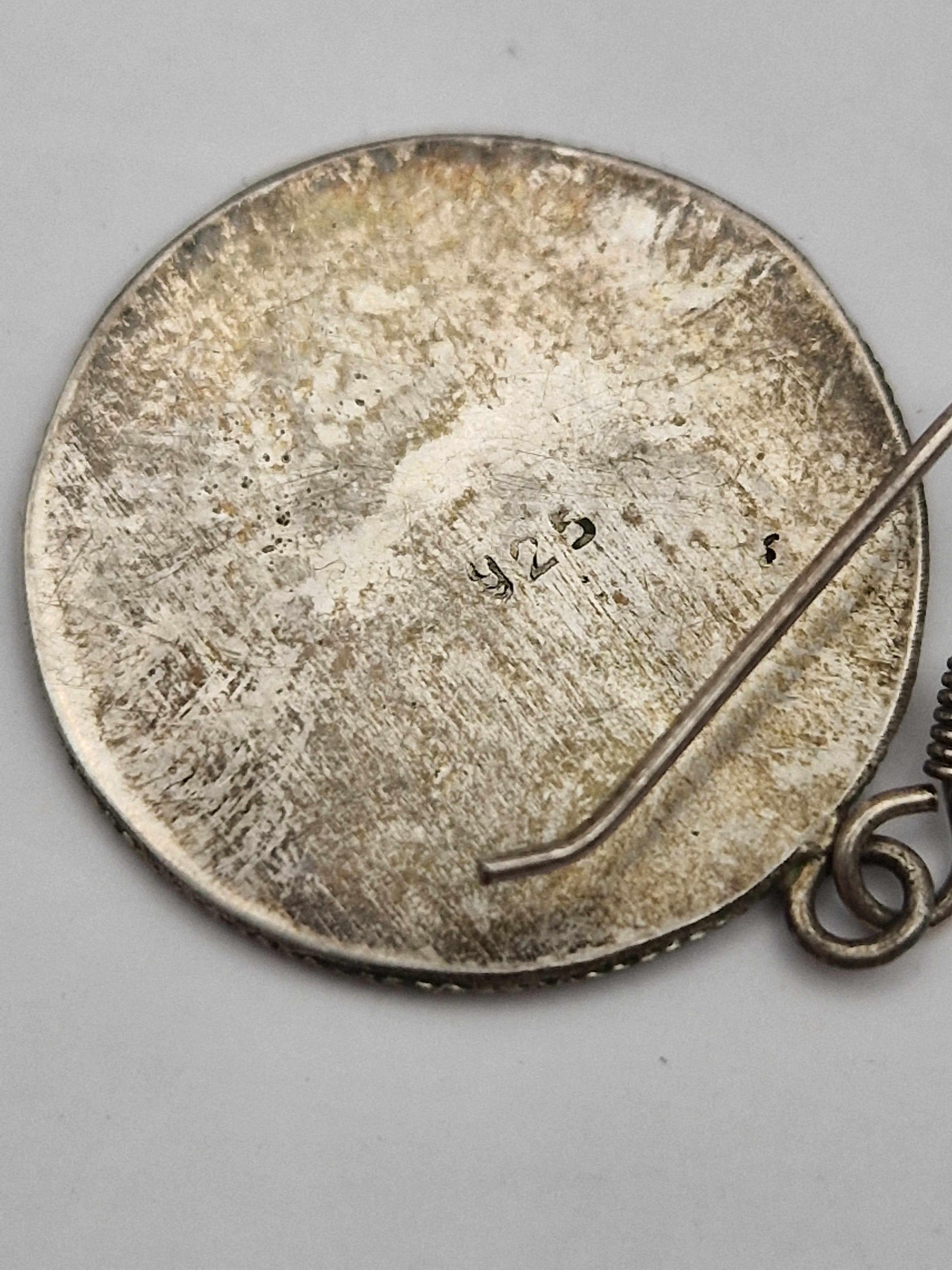 Bakside: Bakside i sølv med naturlig patina og stempel