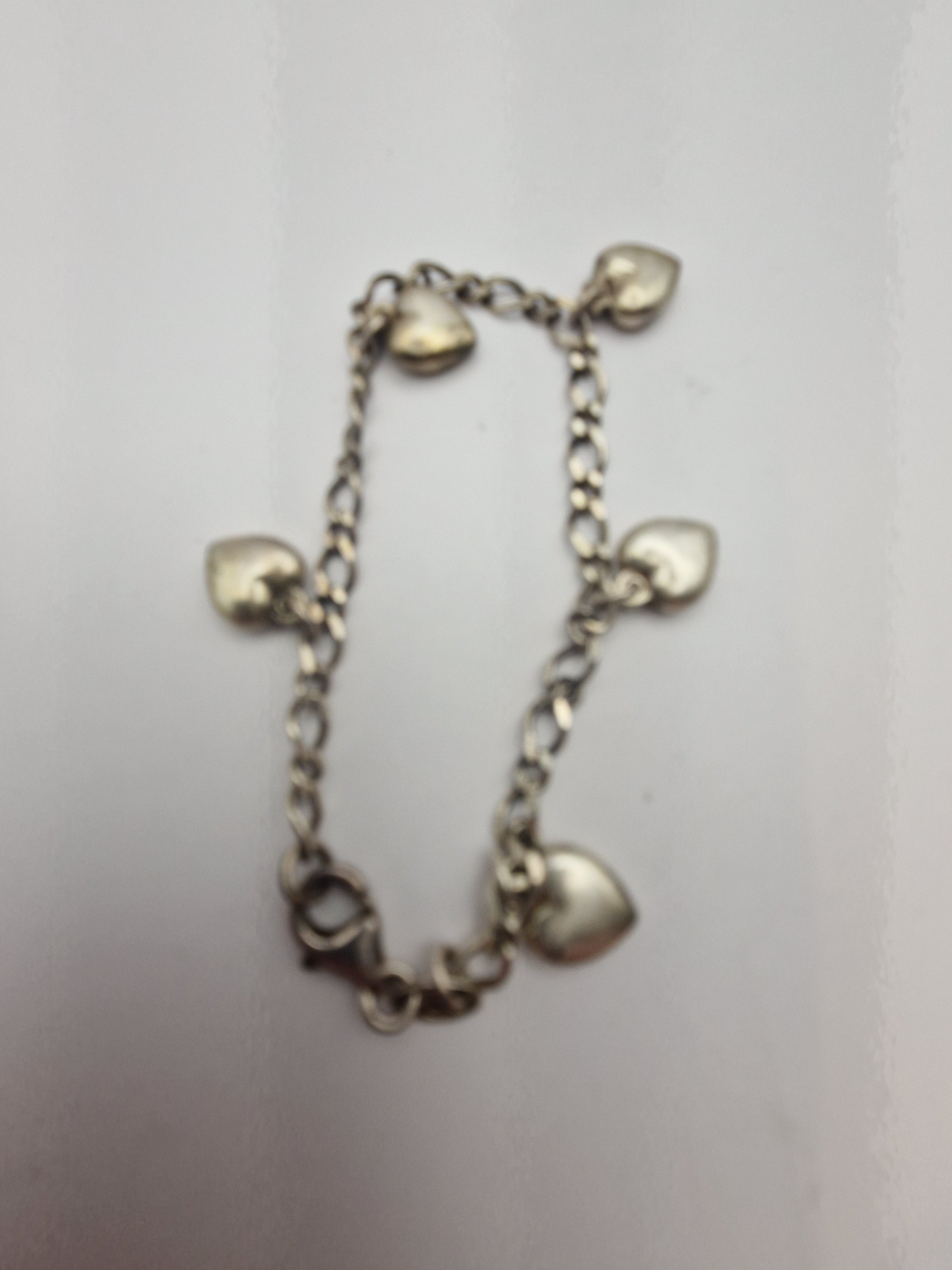 Oversiktsbilde av vintage sølvarmbånd med hjerteanheng