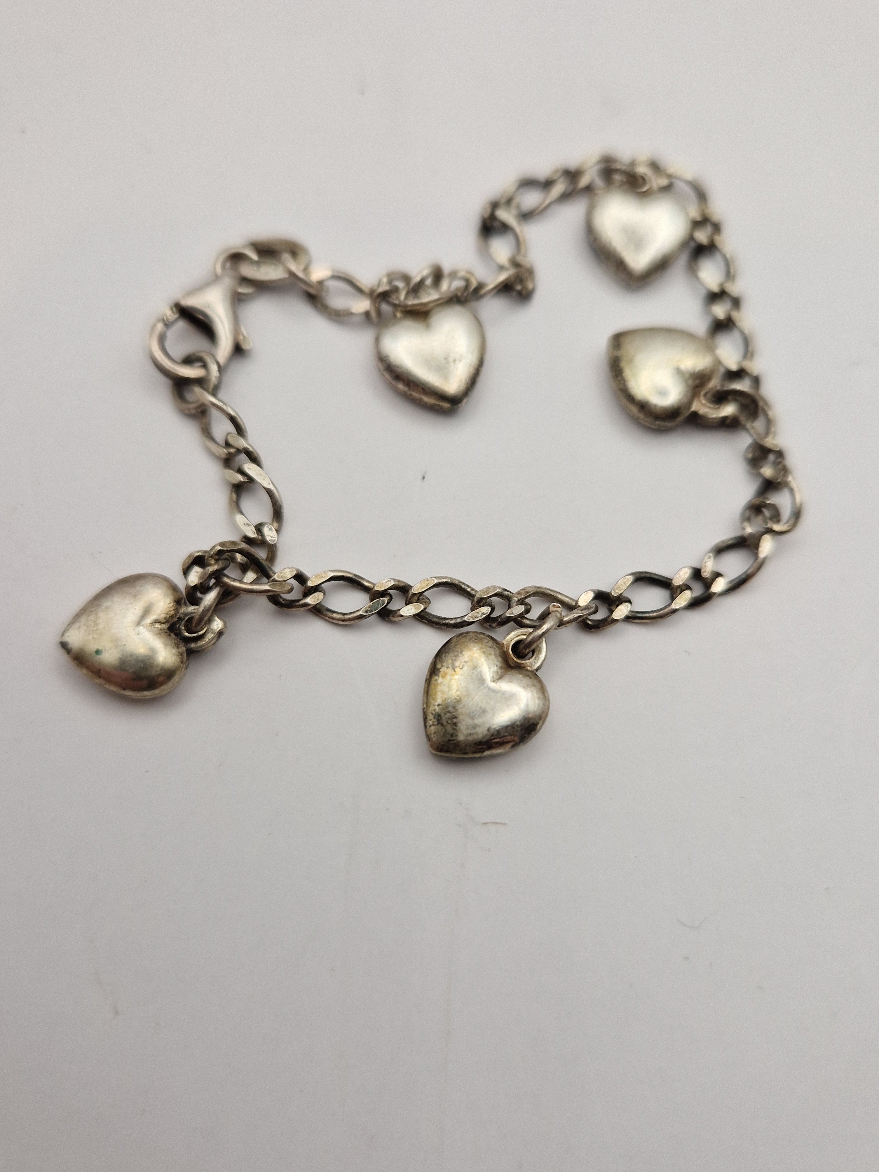 Oversiktsbilde av vintage sølvarmbånd med hjerteanheng