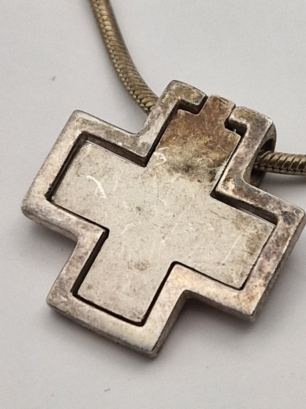 Detalj av korsanheng i sølv fra Esprit