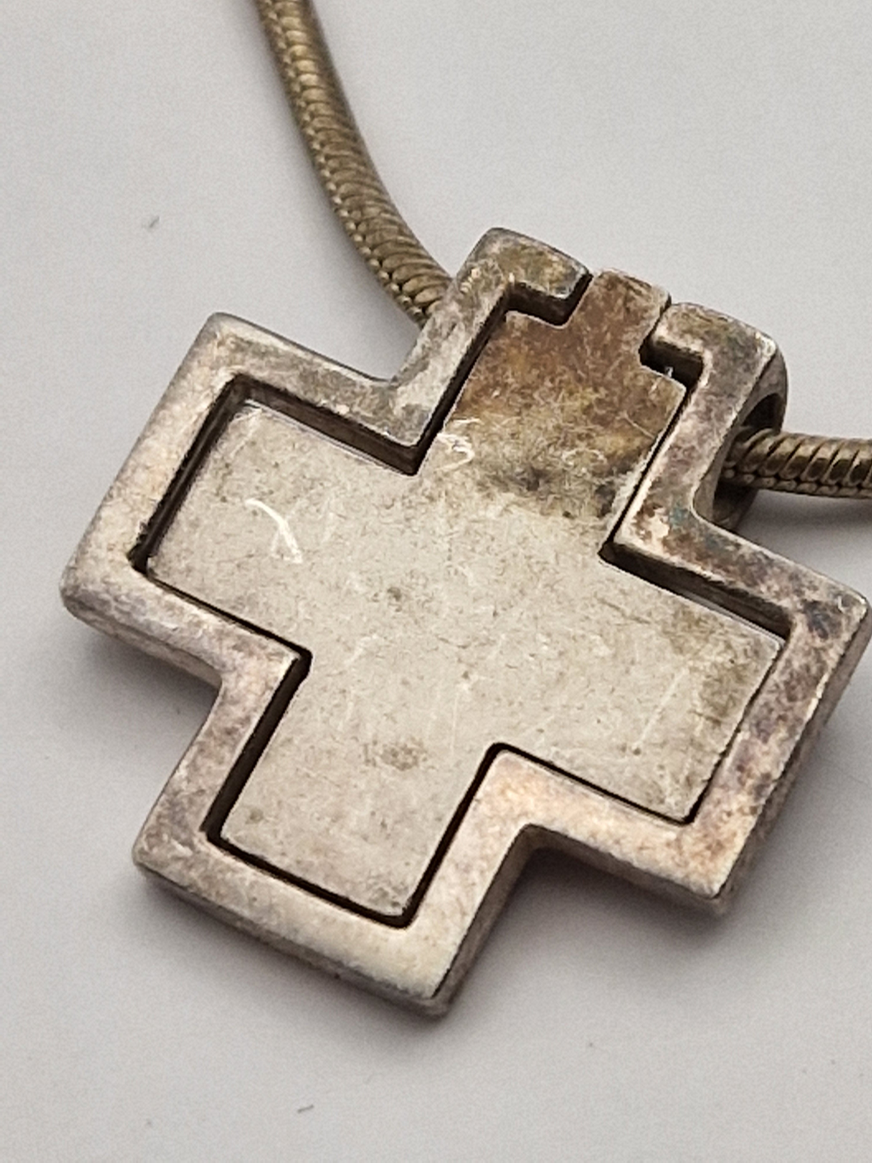 Detalj av korsanheng i sølv fra Esprit