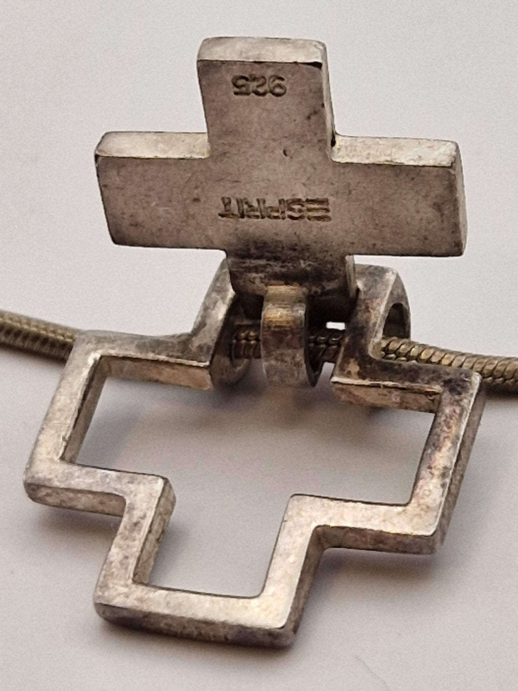 Detalj av korsanheng i sølv fra Esprit