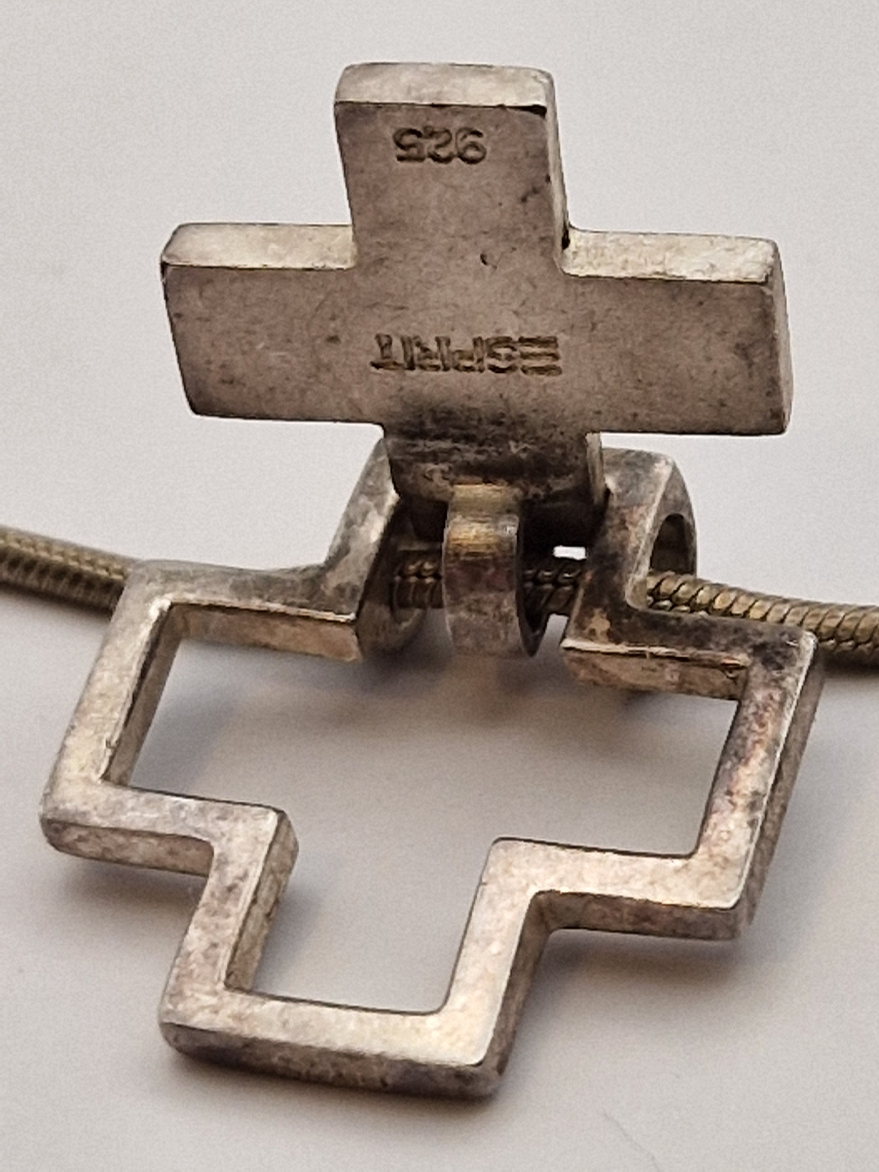 Detalj av korsanheng i sølv fra Esprit