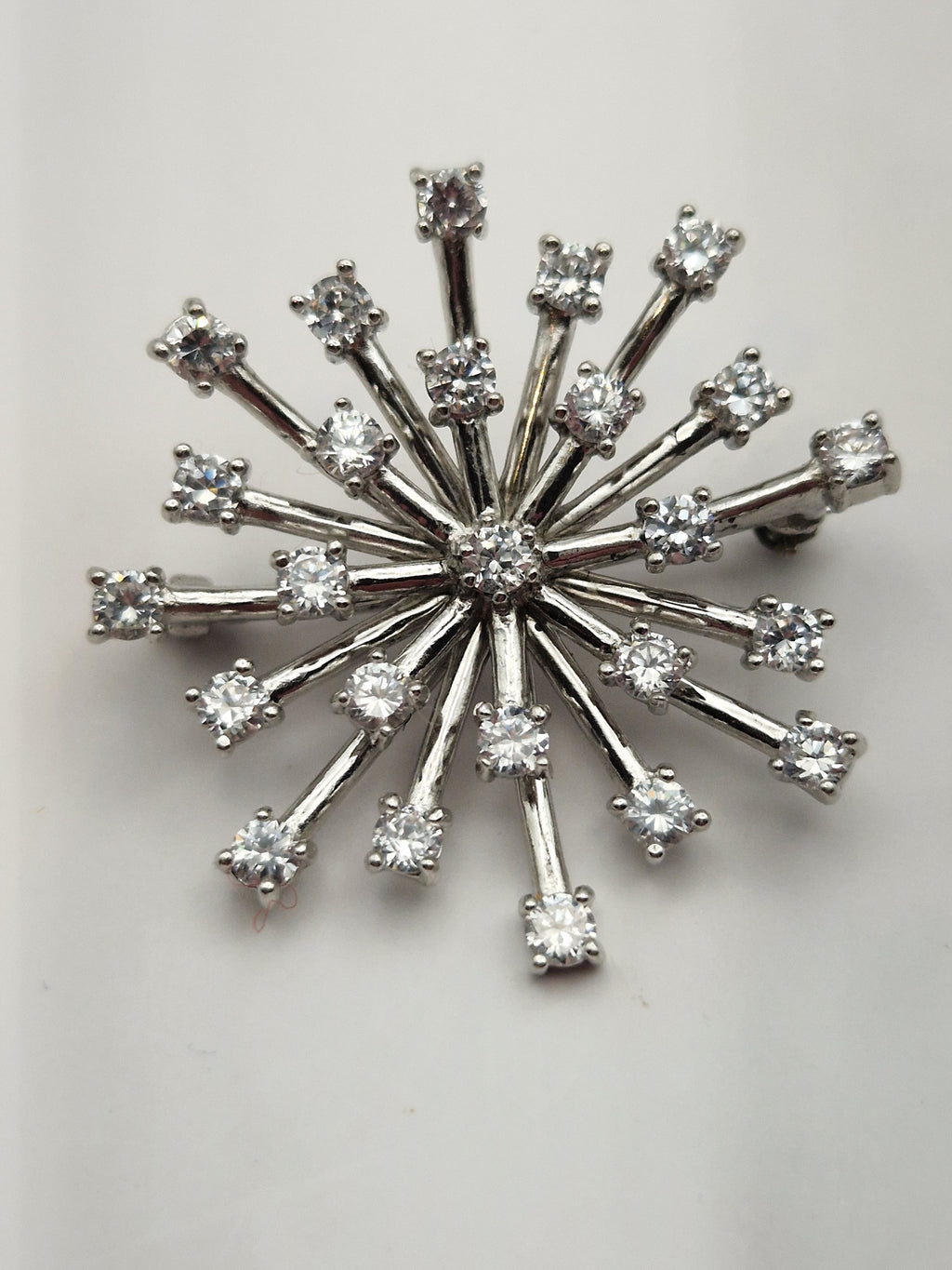Sølvbrosje i 925 sølv med stjernemotiv og klare steiner