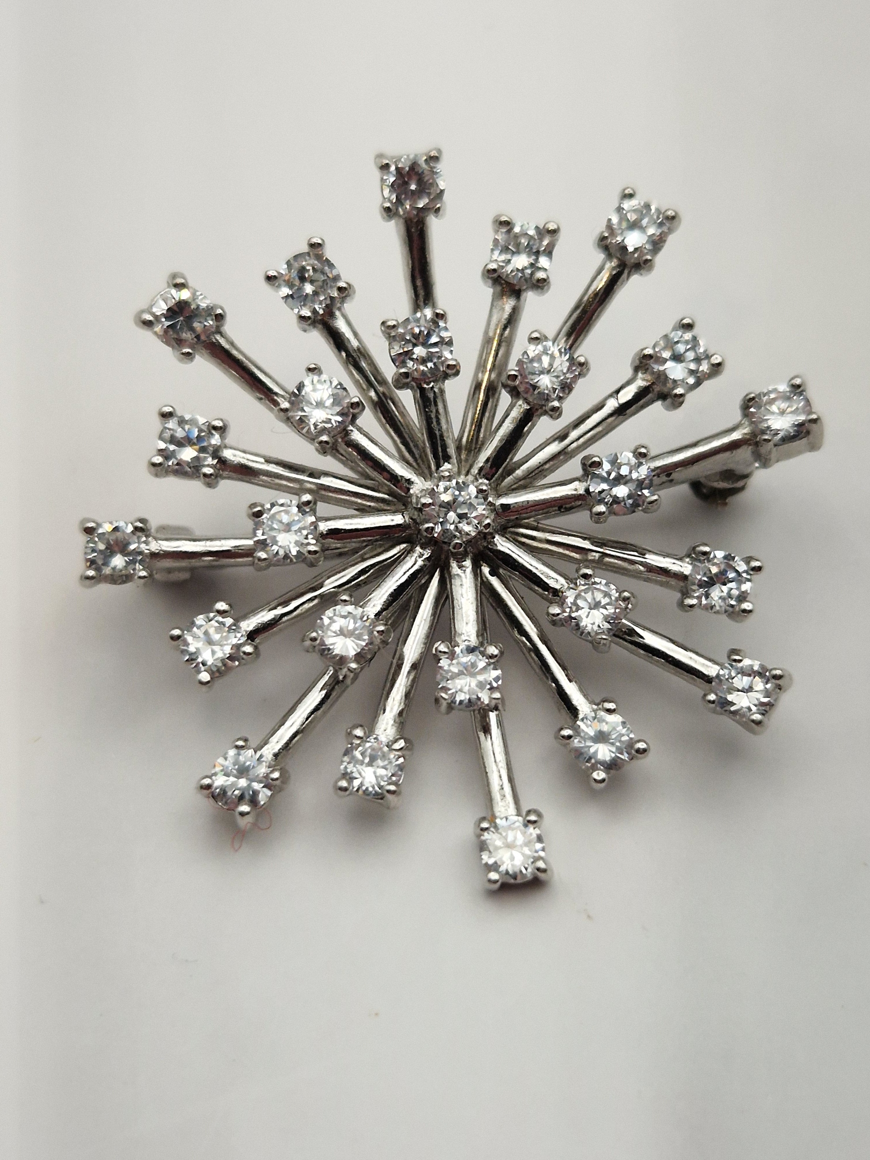 Sølvbrosje i 925 sølv med stjernemotiv og klare steiner