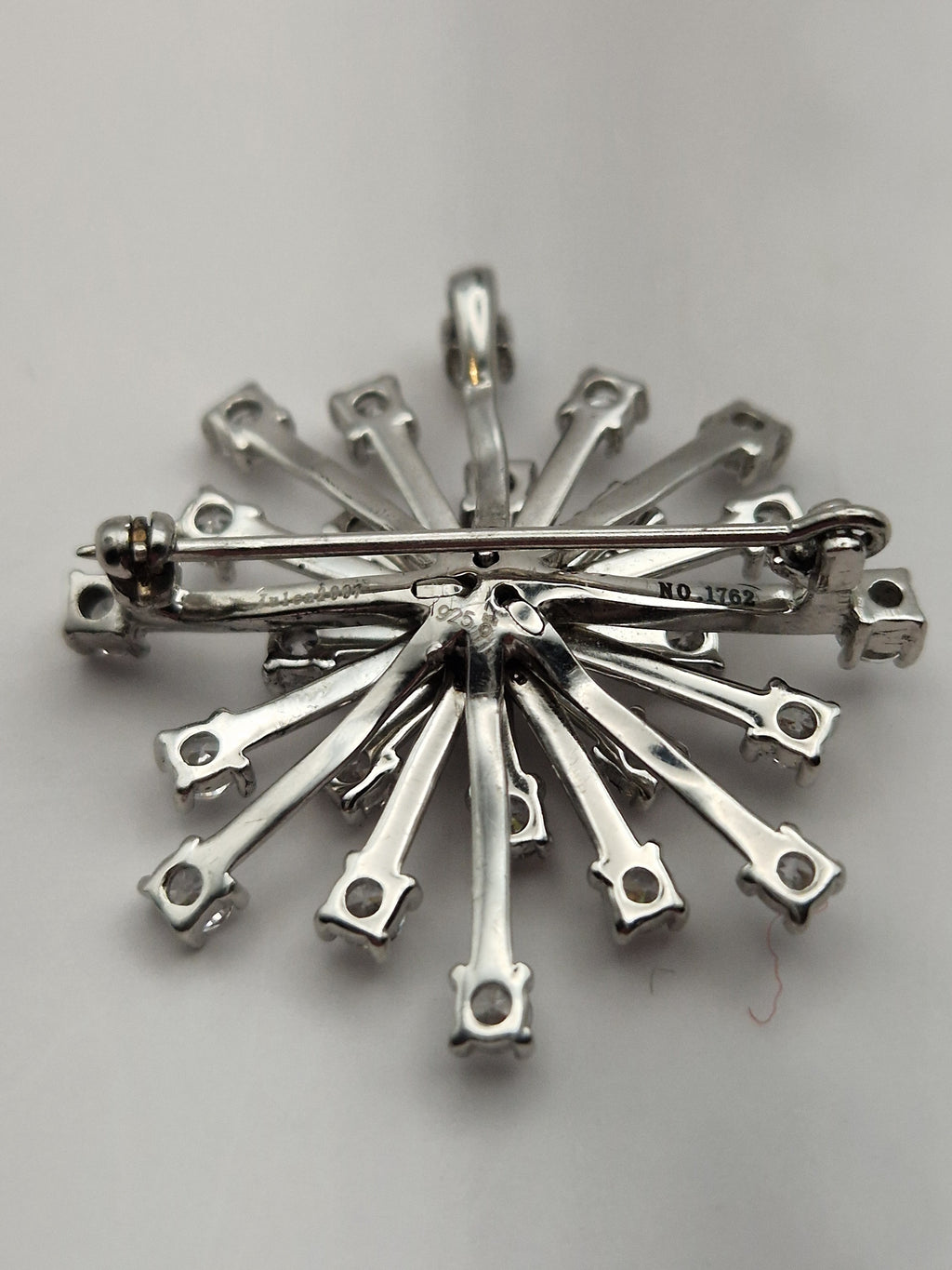 Bakside av brosje med nål og lås