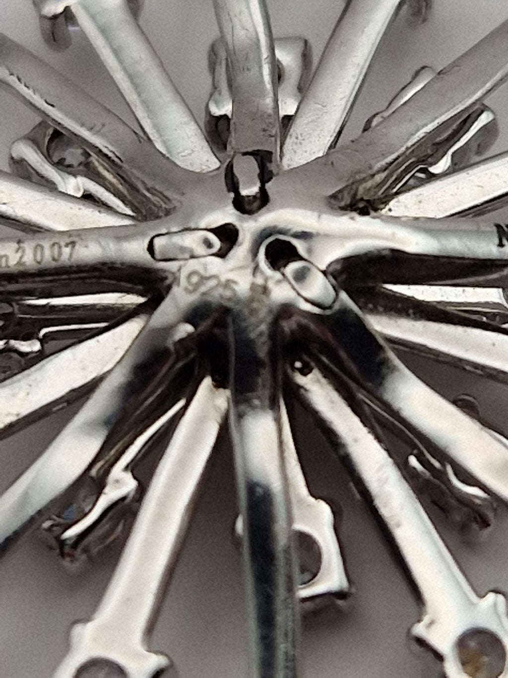 Bakside av brosje merket 925 sølv