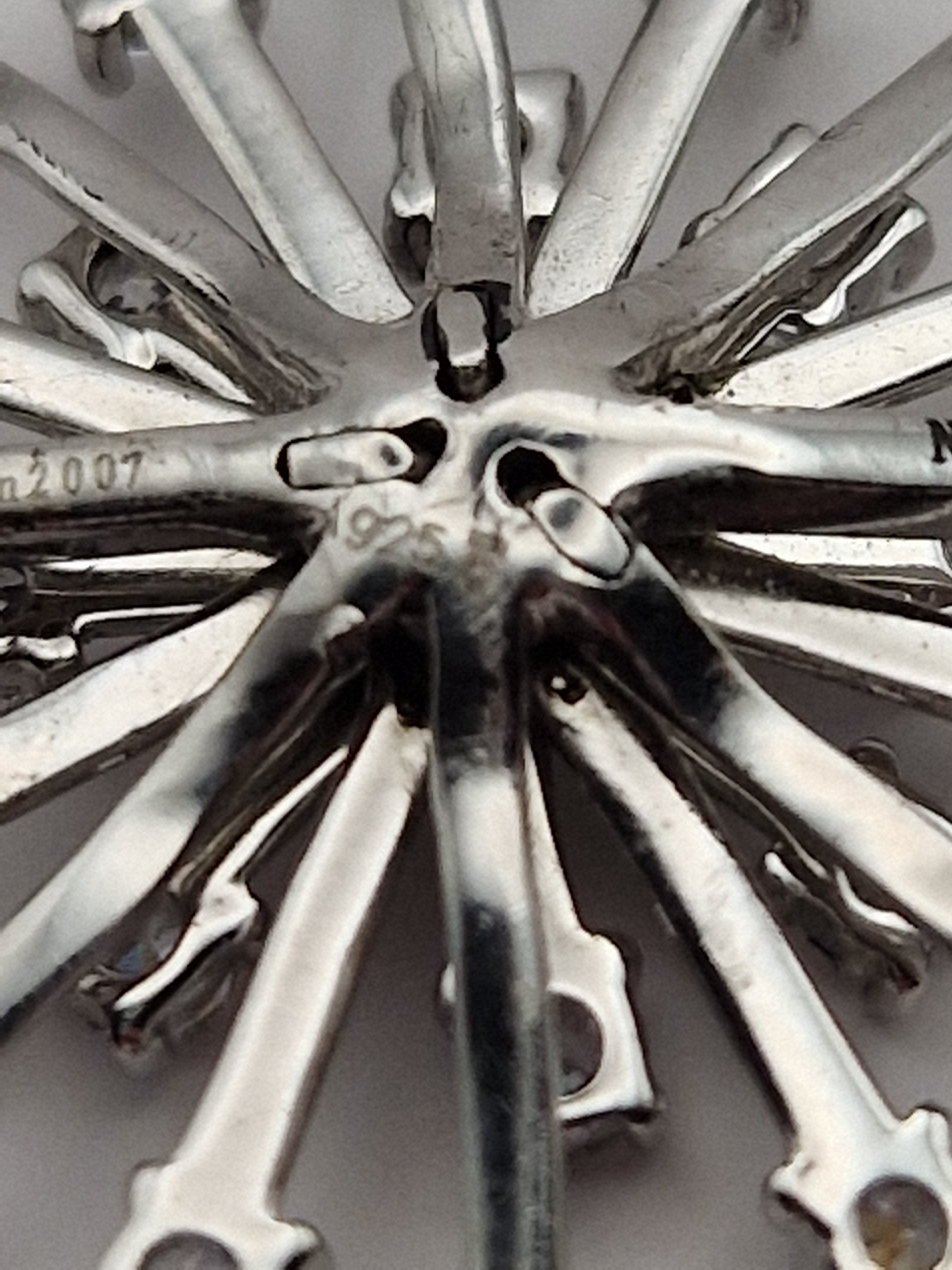 Bakside av brosje merket 925 sølv