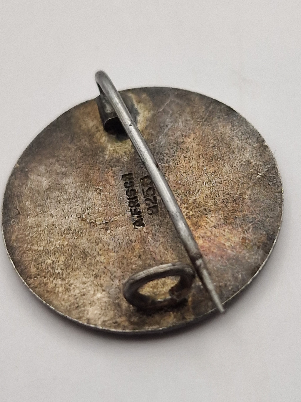 Bakside med original nål og sølvstempel