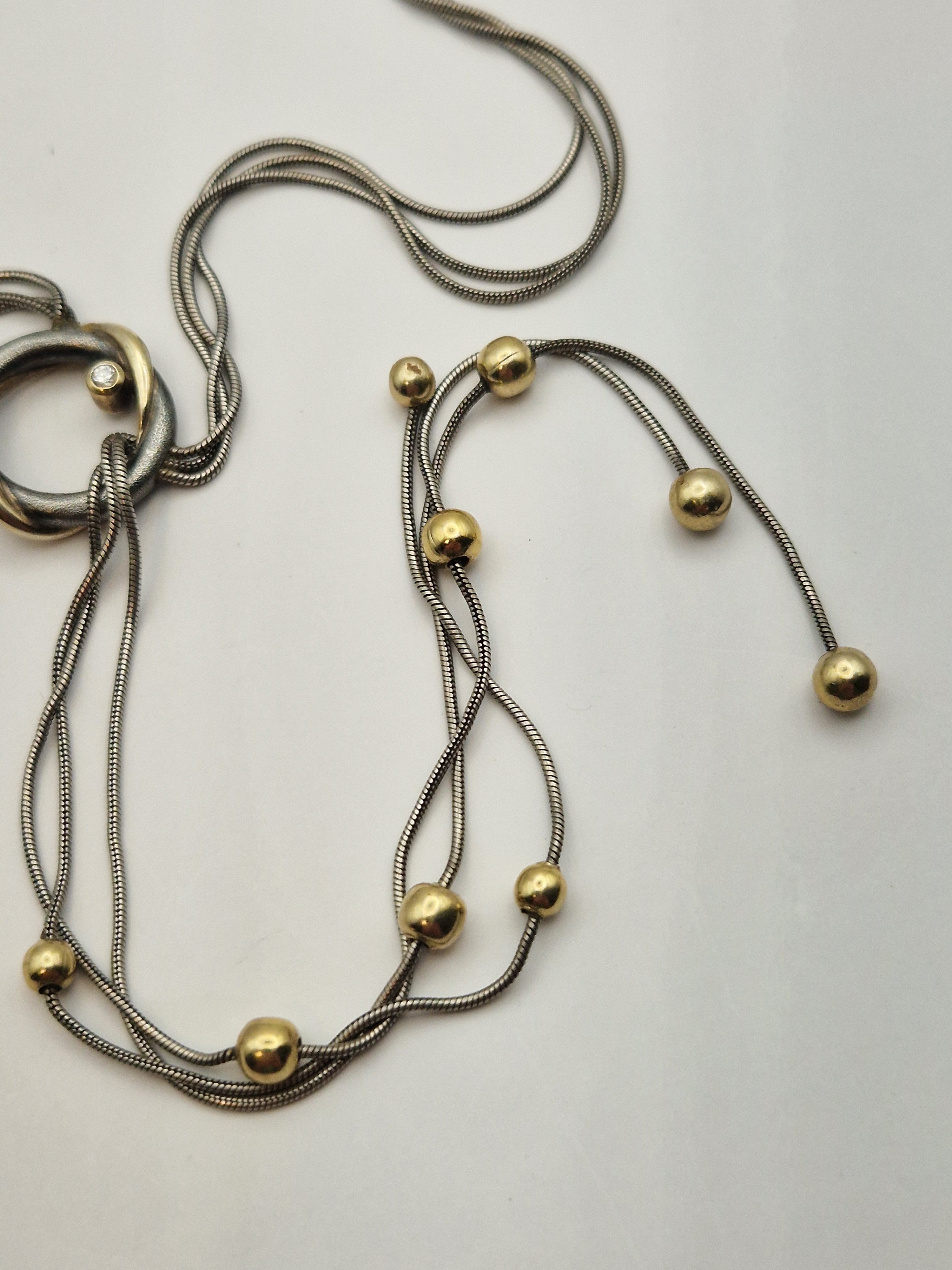 Nærbilde av sølvstruktur og gulltonede detaljer