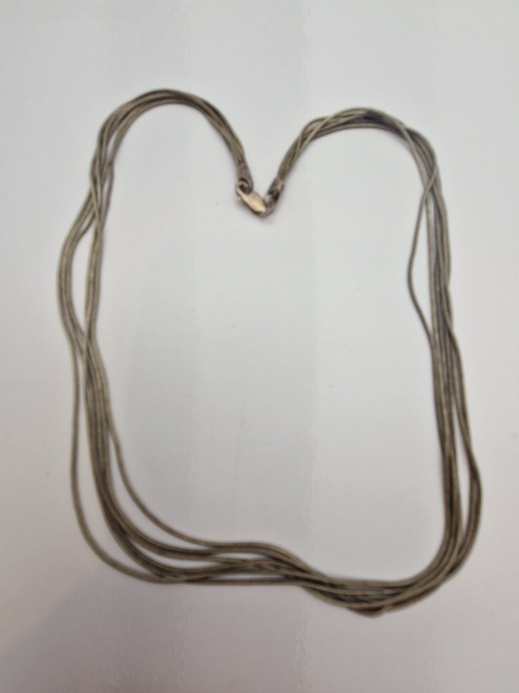 Oversiktsbilde av flertrådet sølvkjede