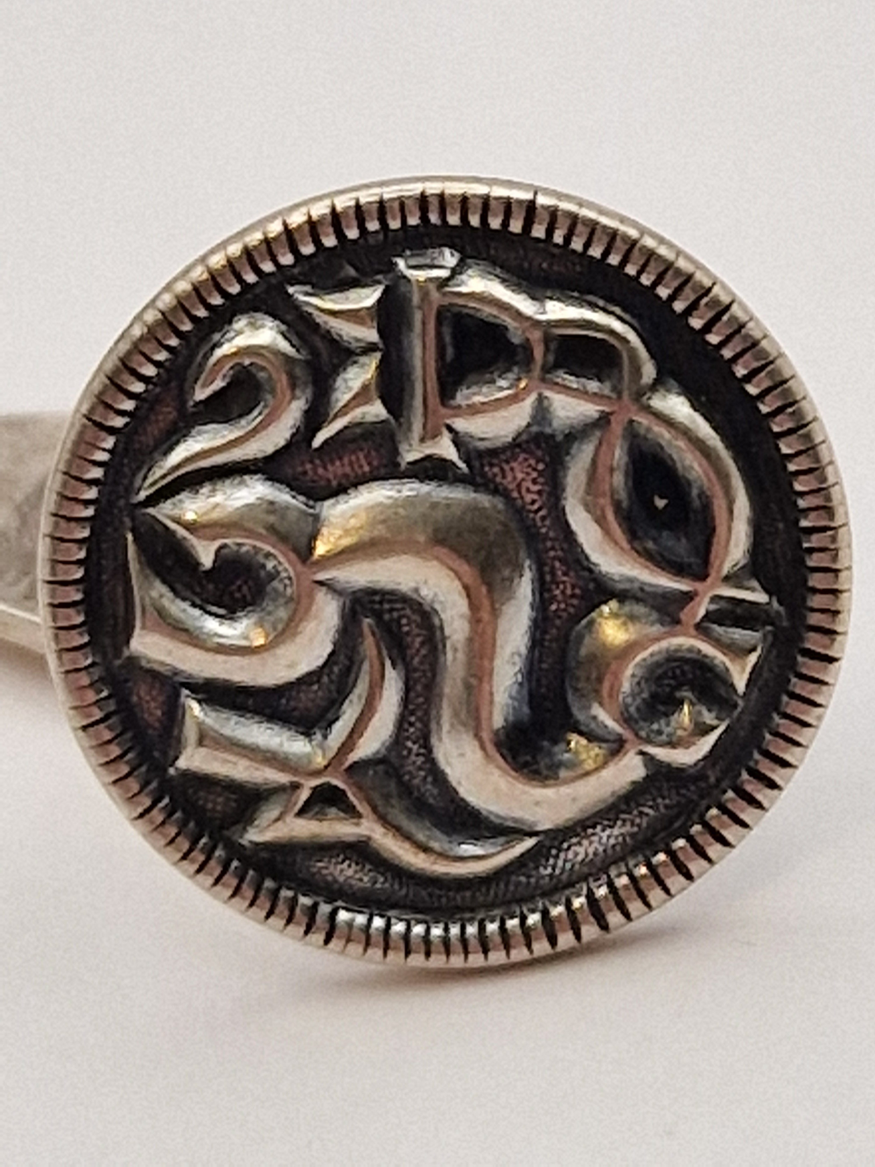 Stil: Norrøn / saga-inspirert