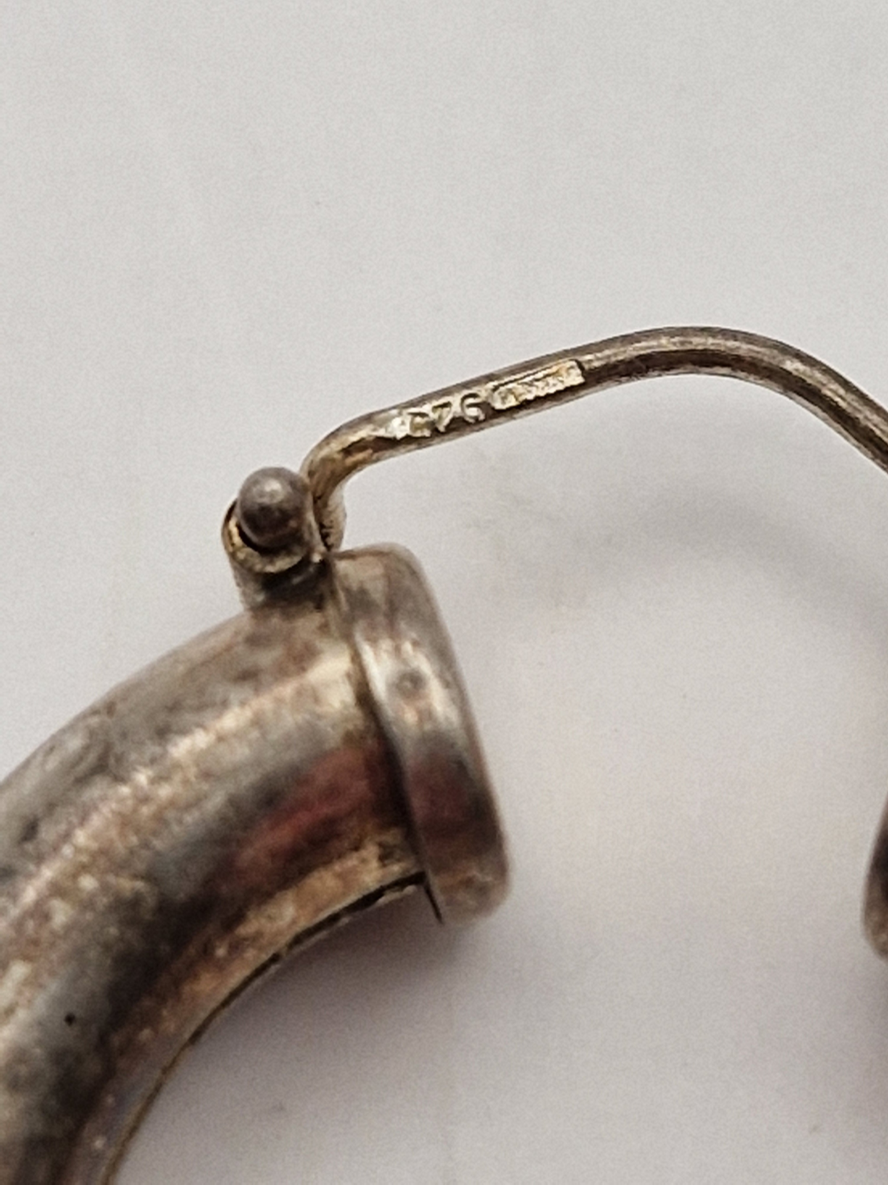 Detalj av hengslet lås på øredobber i 925 sølv