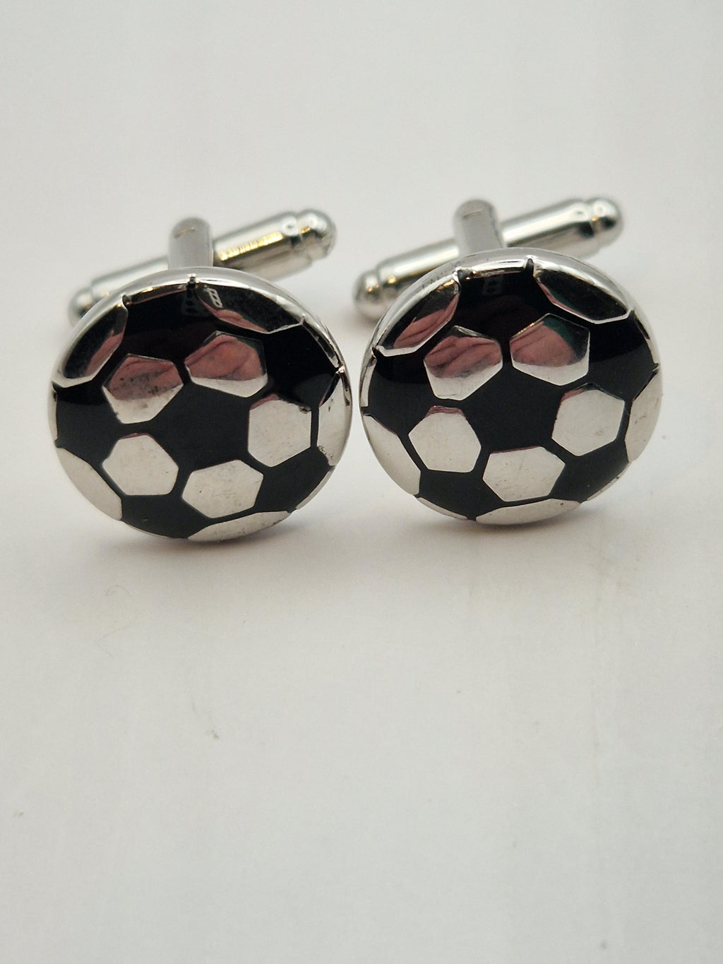 Forside – Mansjettknapper med fotballmotiv i sølv