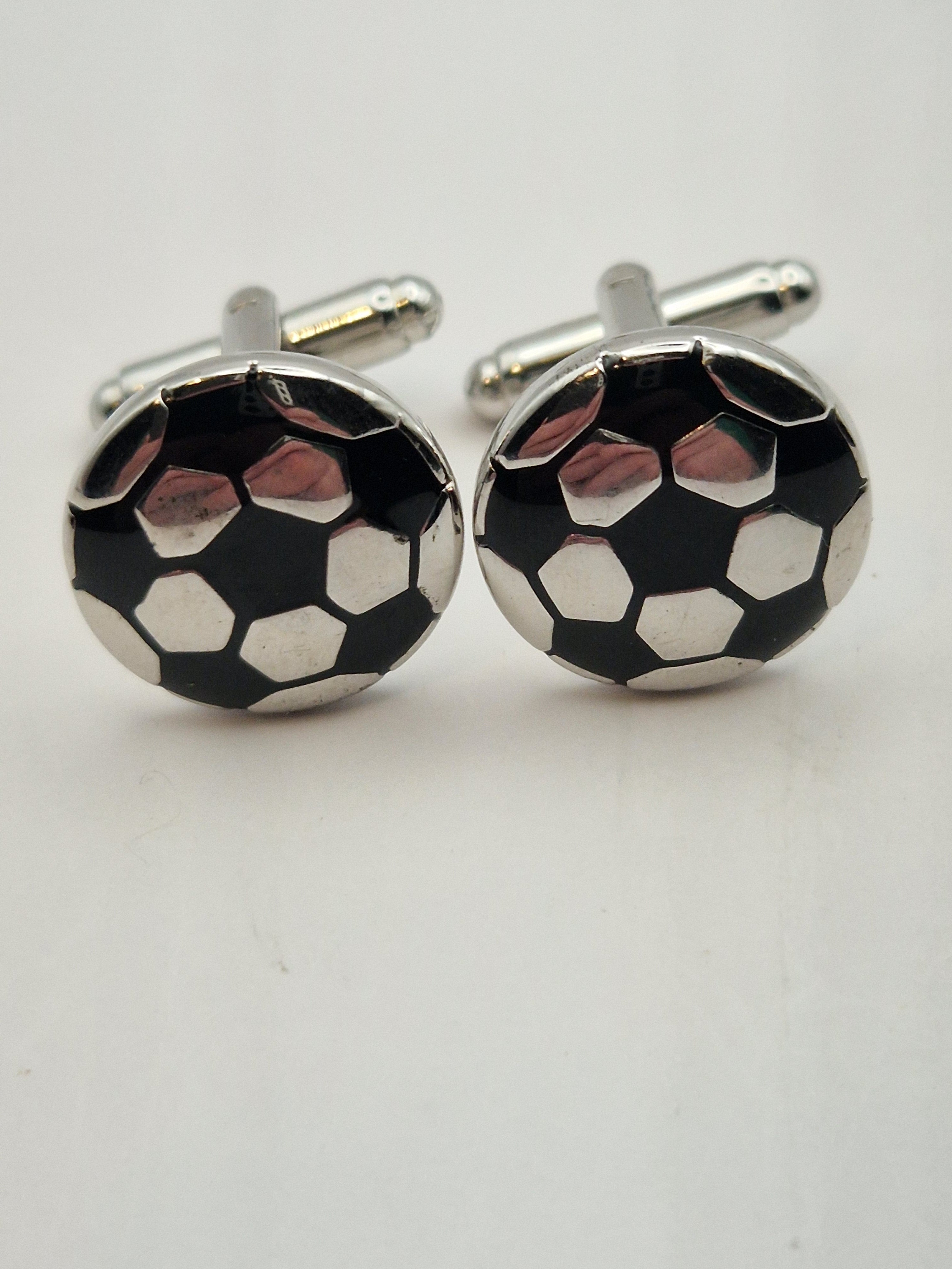 Forside – Mansjettknapper med fotballmotiv i sølv