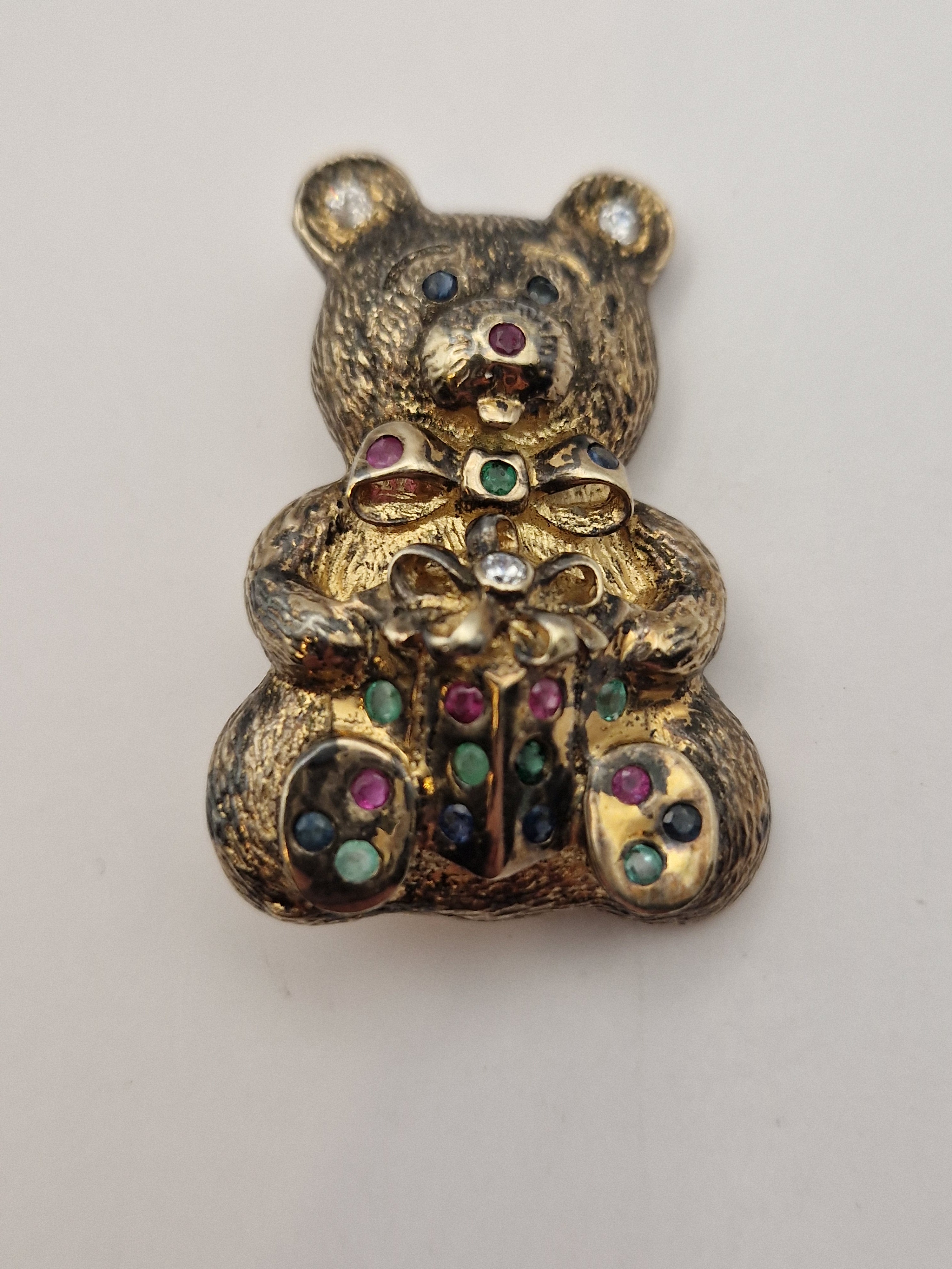 Alt: Detaljert bamse-brosje fra AHA med edelstener og cubic zirkonia