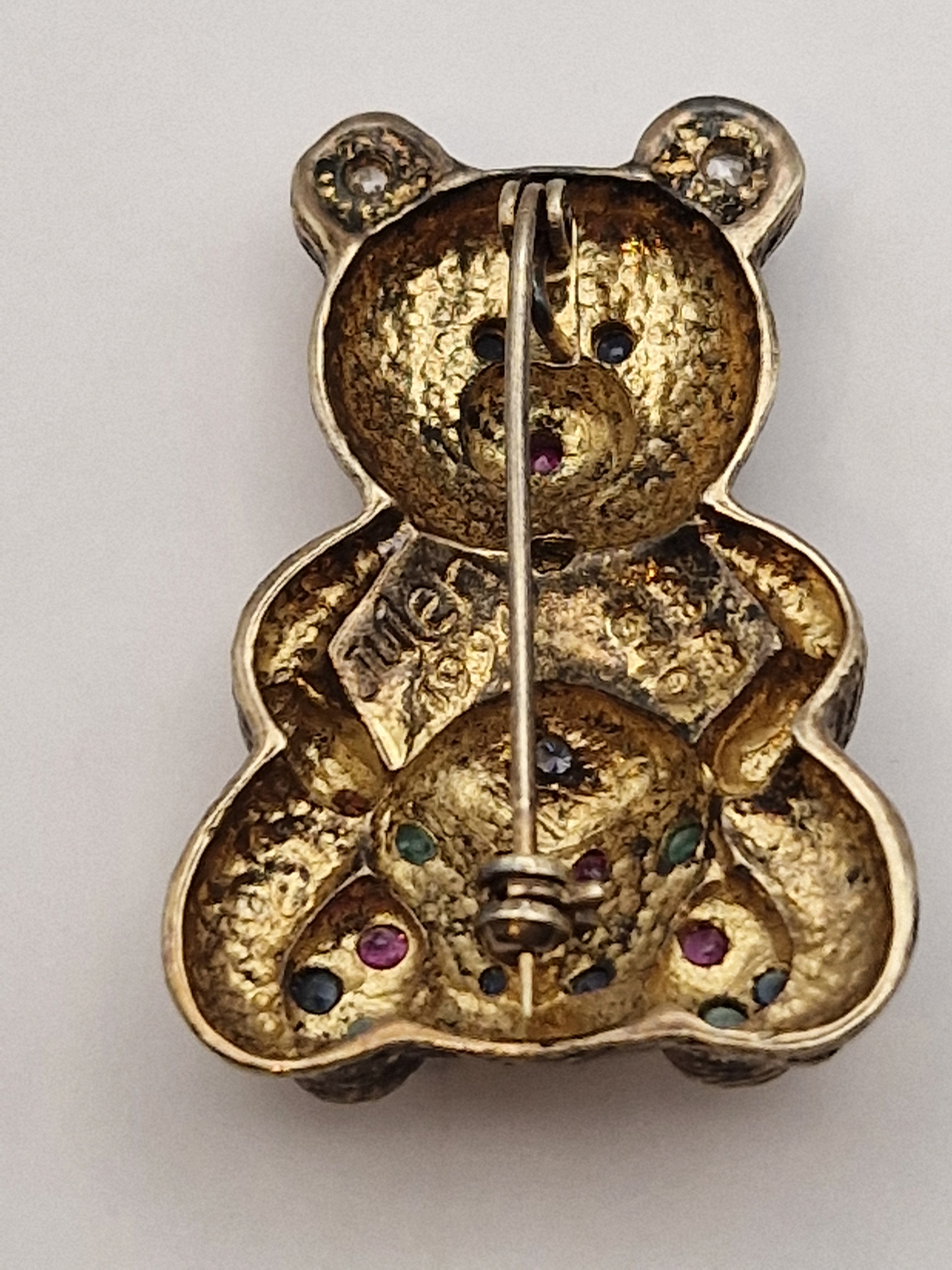 Alt: Bakside av bamse-brosje stemplet 925S AHA med solid nål og lås