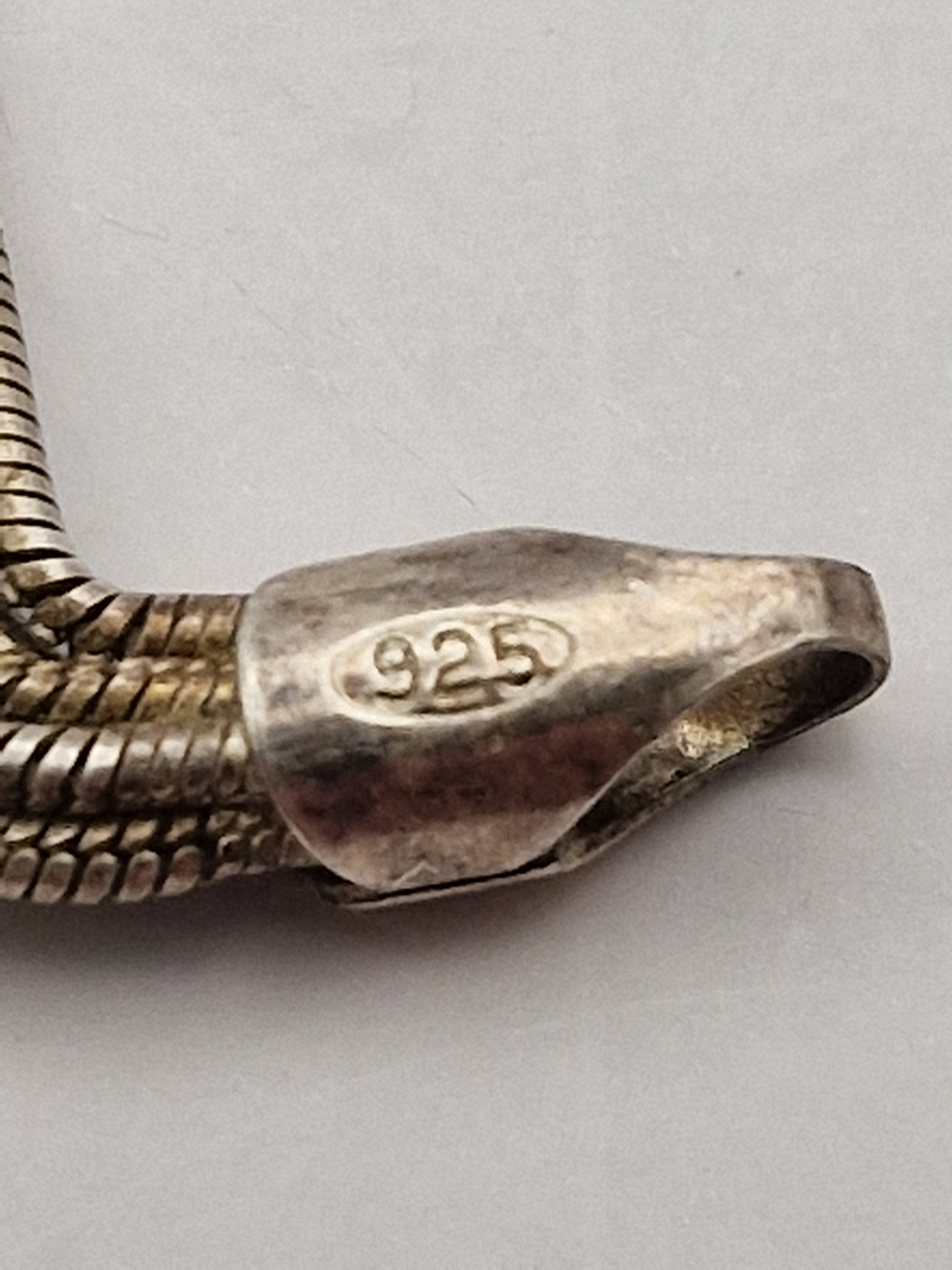 Alt-tekst: Detaljbilde av lås stemplet 925 på vintage sølvarmlenke