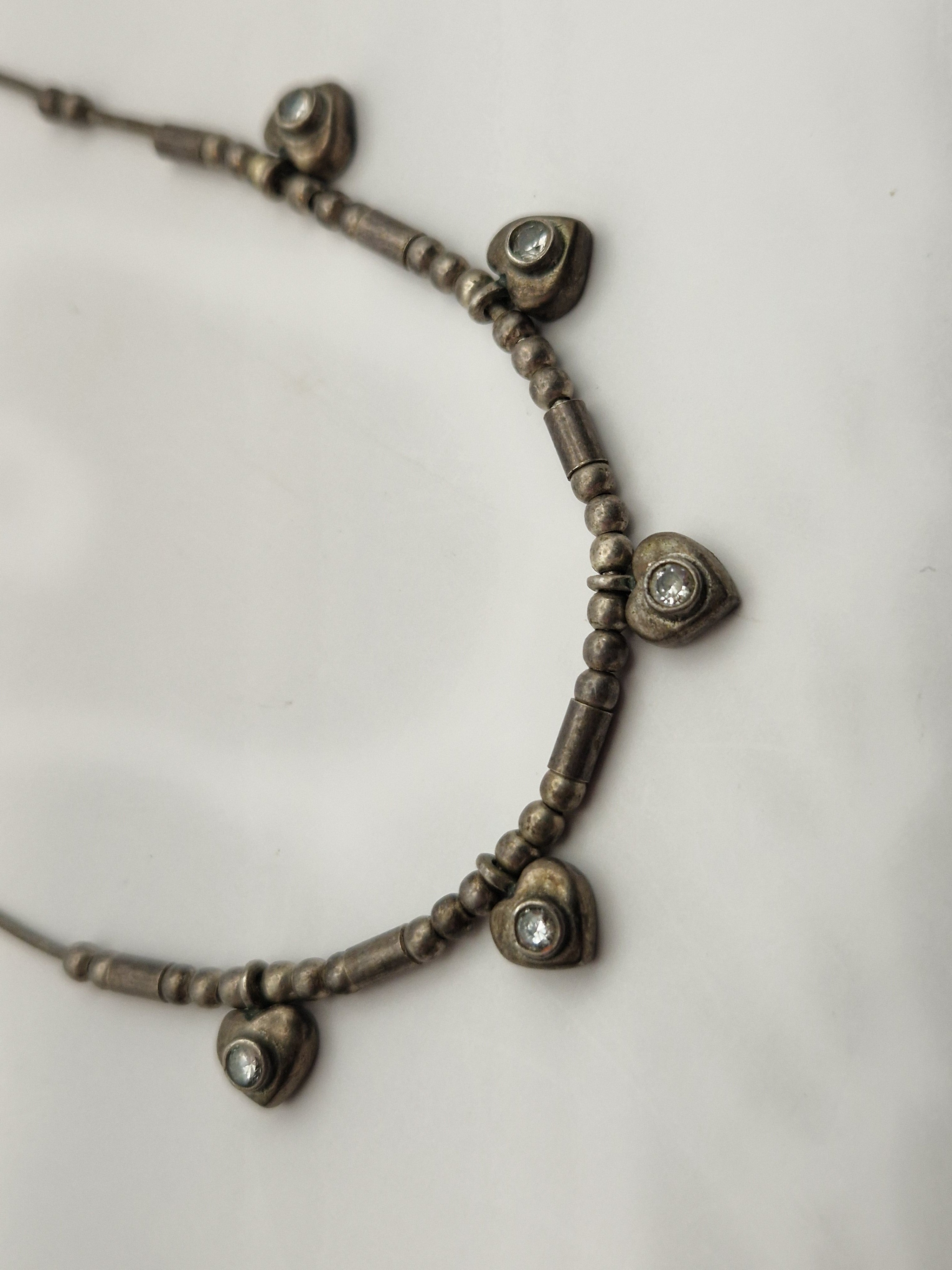 Nærbilde av hjerteanheng i sølv med stein