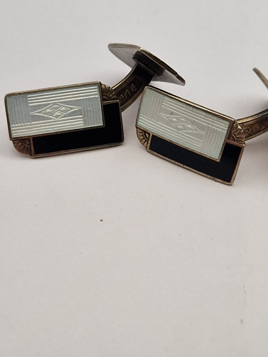 Detalj av mansjettknapper i sterling sølv med emalje