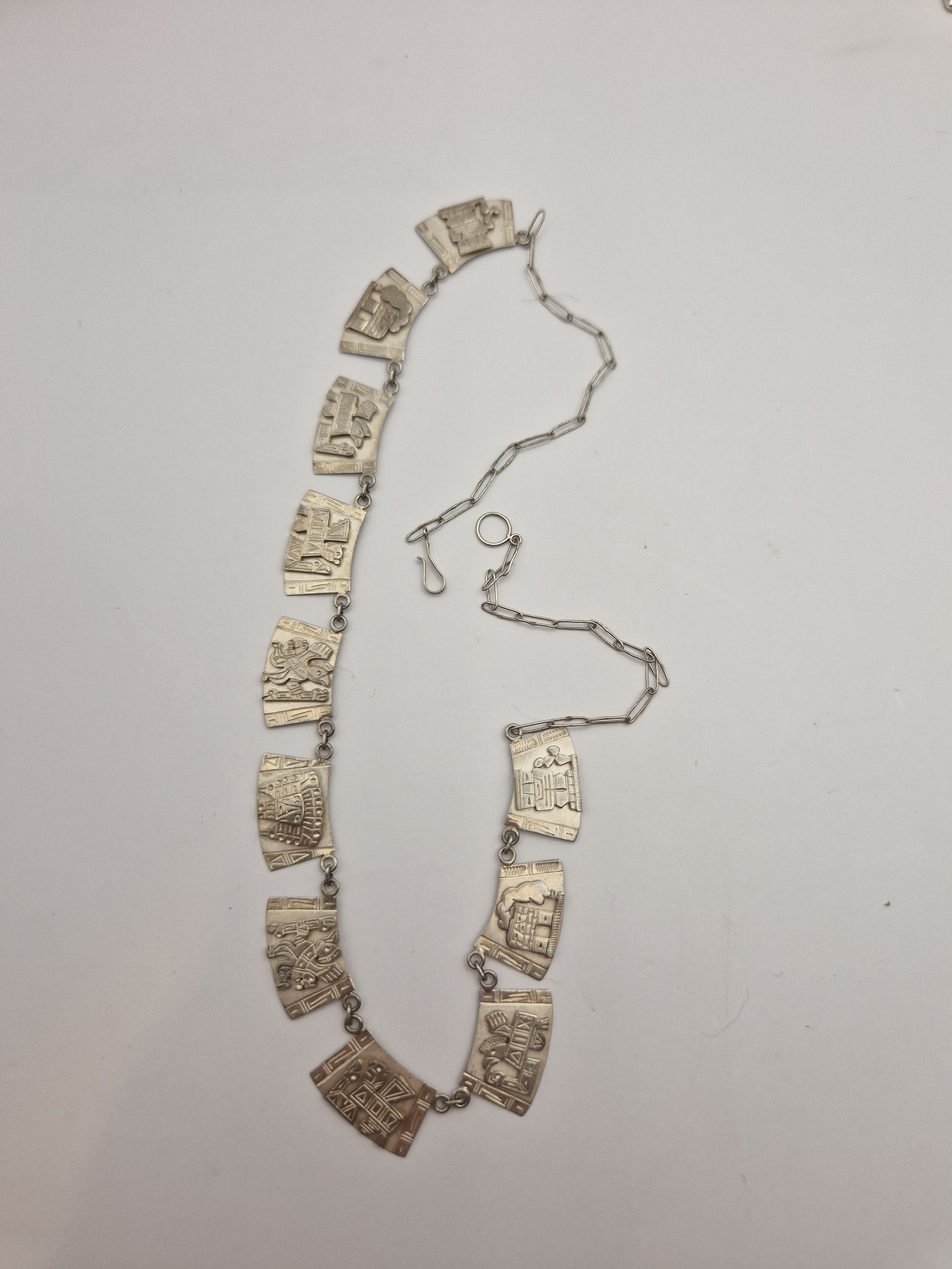 Peruansk halskjede i 900 sølv med relieffpaneler