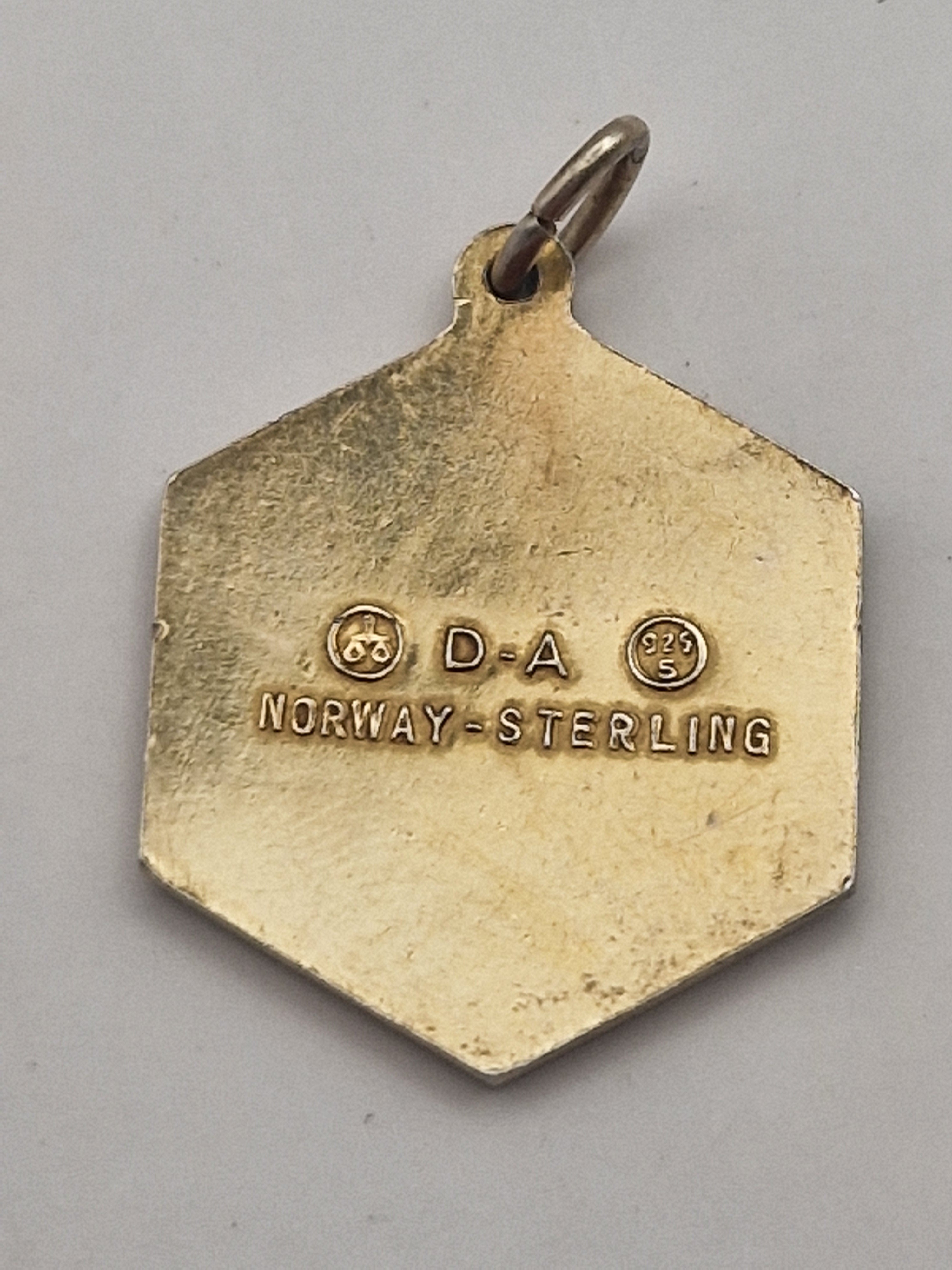 Bakside av David Andersen Skytten anheng med stempel Norway Sterling 925S