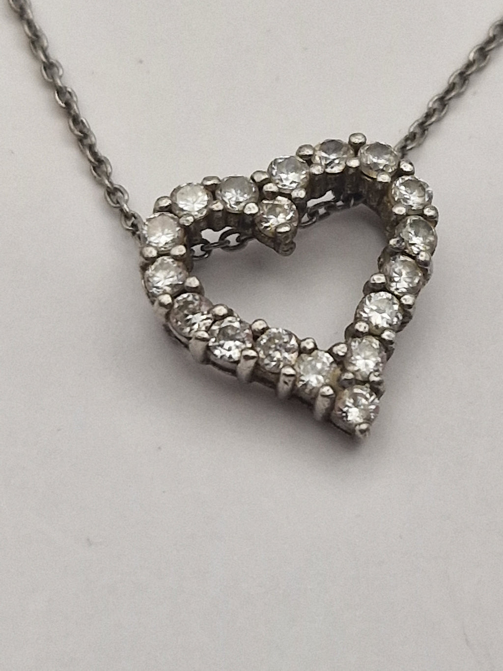 Detalj av hjerte med glitrende stener