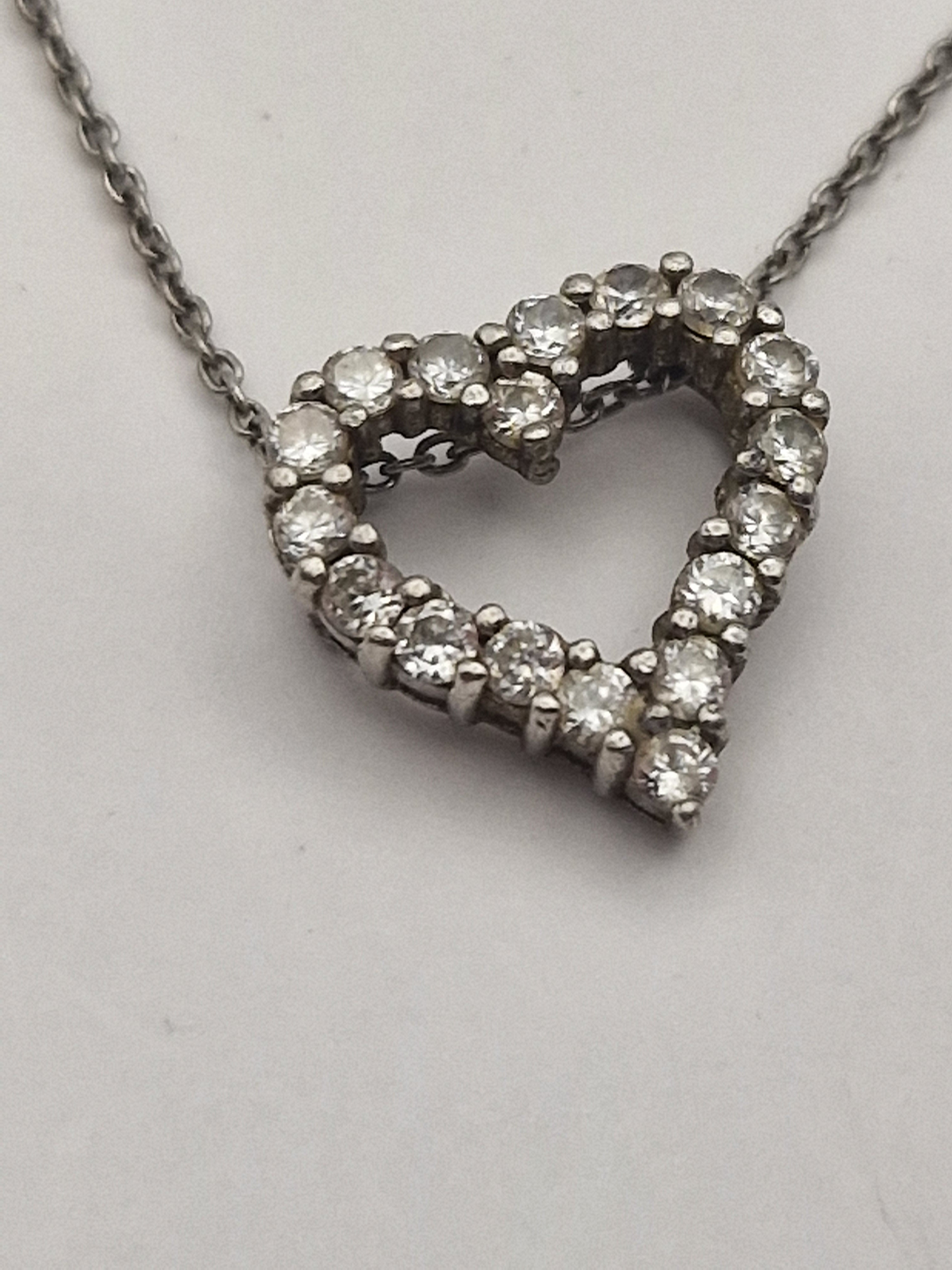 Detalj av hjerte med glitrende stener