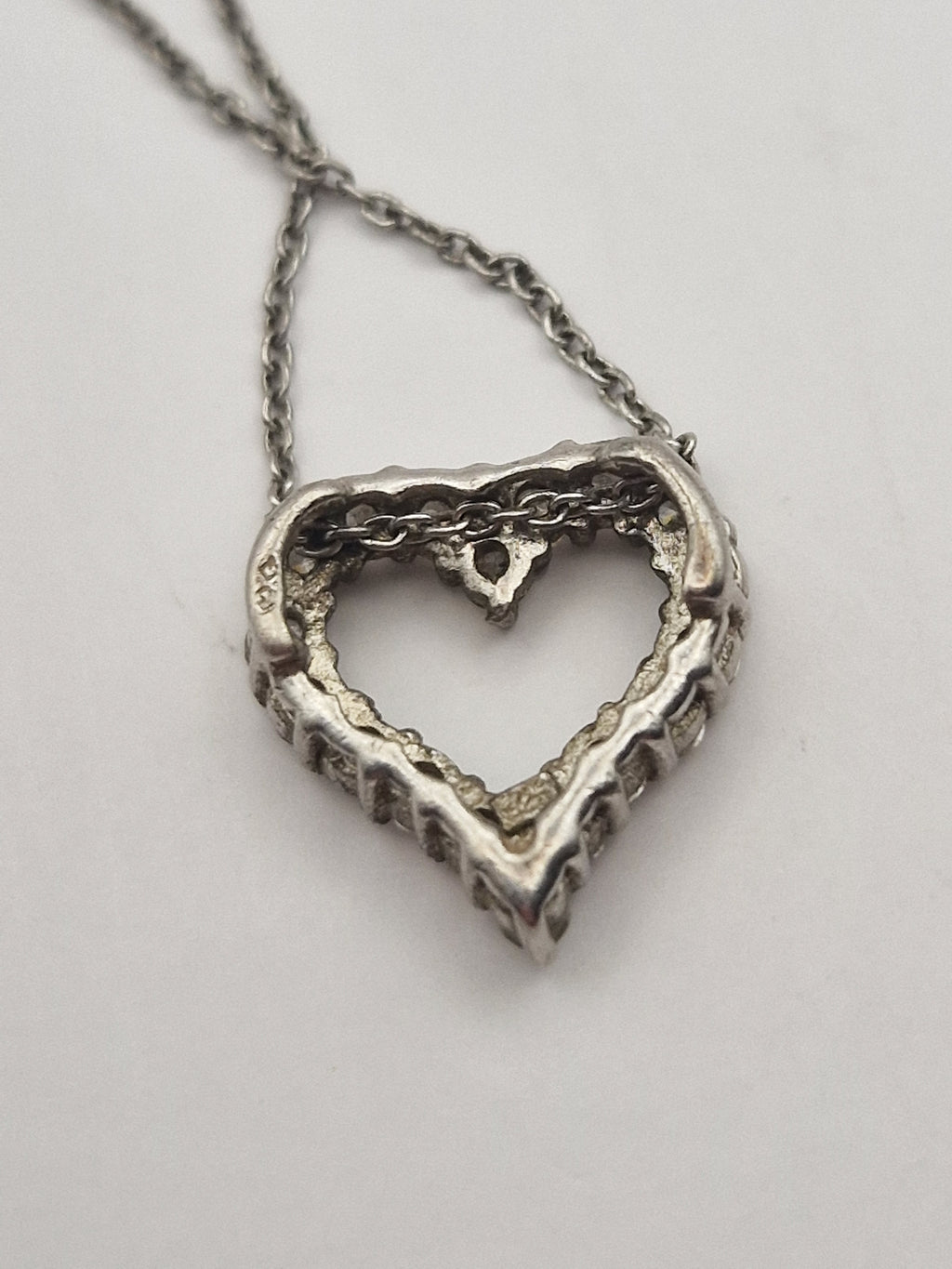 Bakside av hjerteanheng
