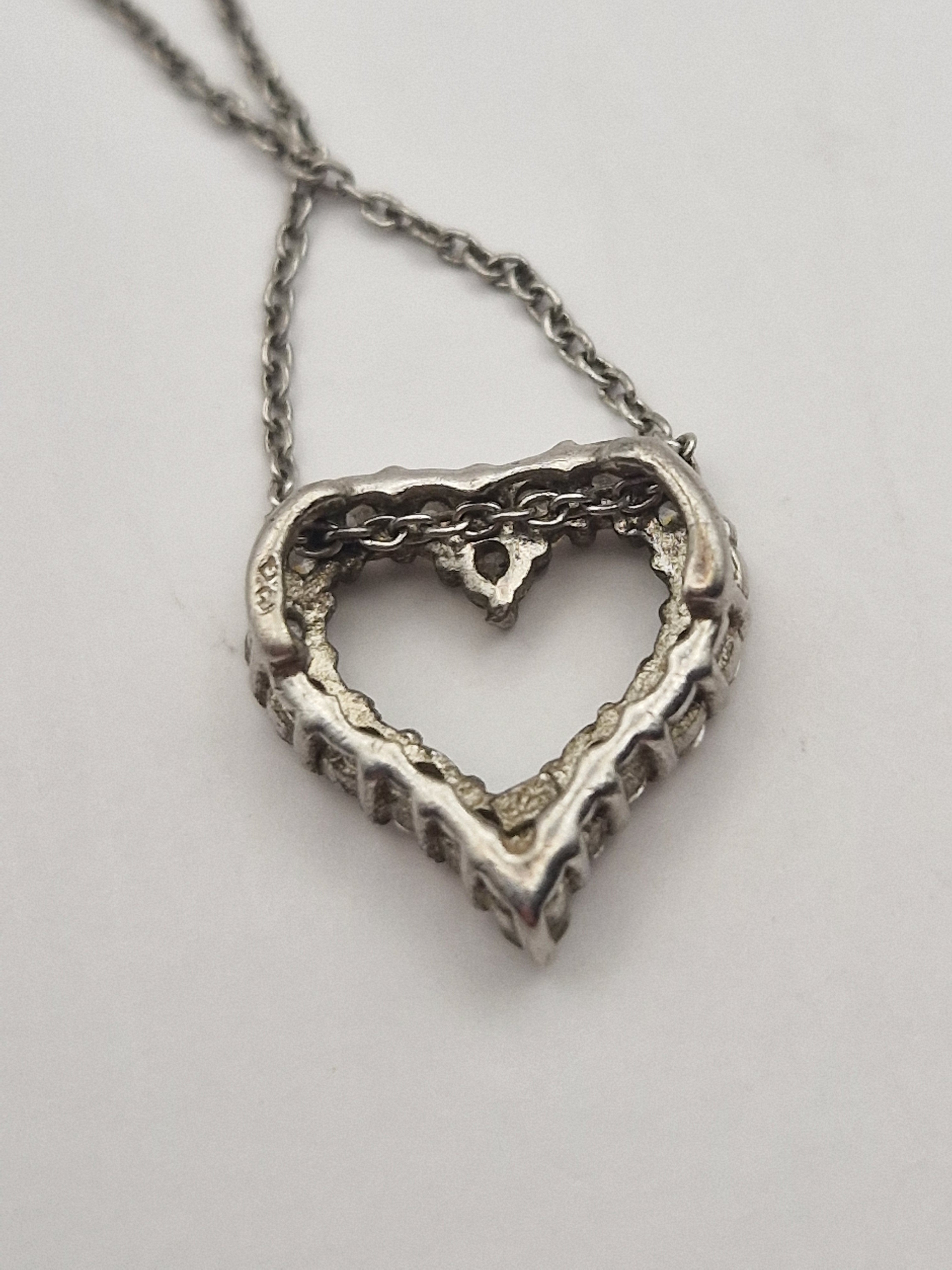 Bakside av hjerteanheng