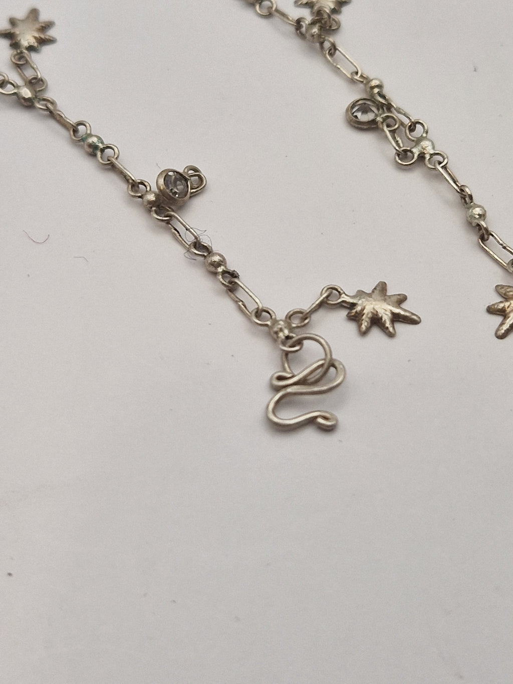 Detalj av charms og lenkestruktur