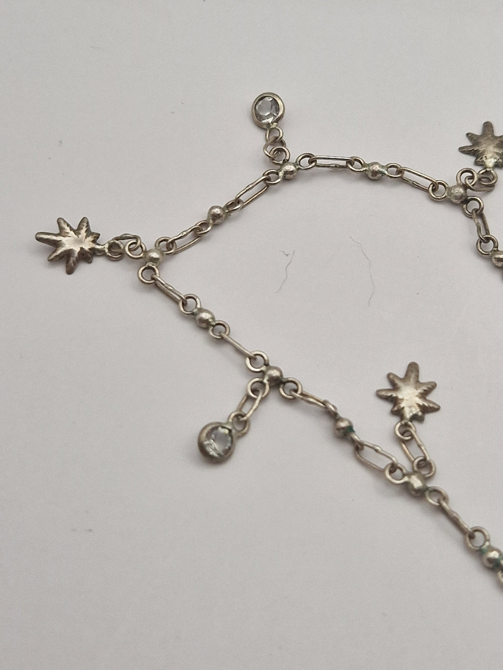 Detalj av charms og lenkestruktur