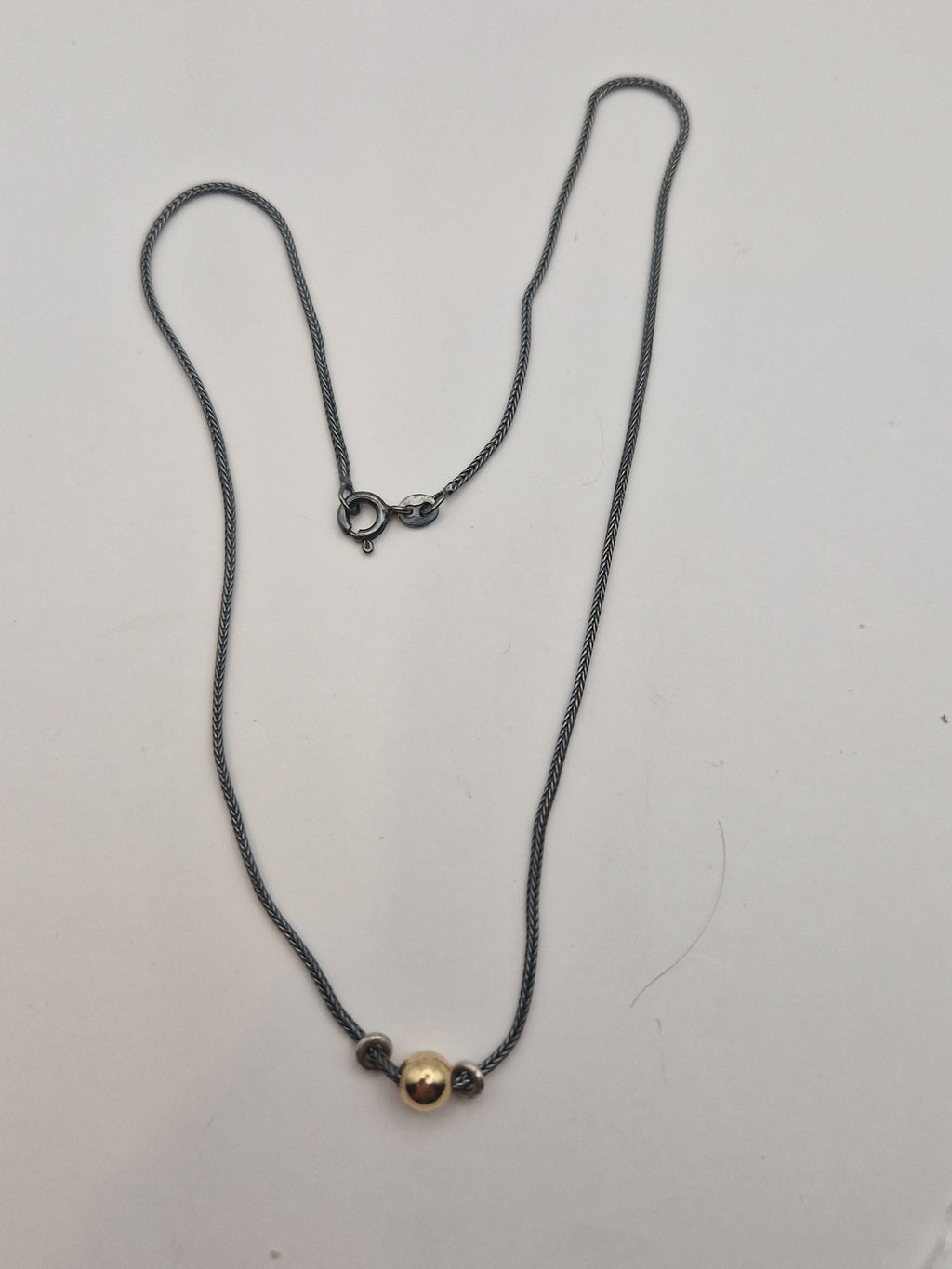 Sølvkjede med gullfarget kule
