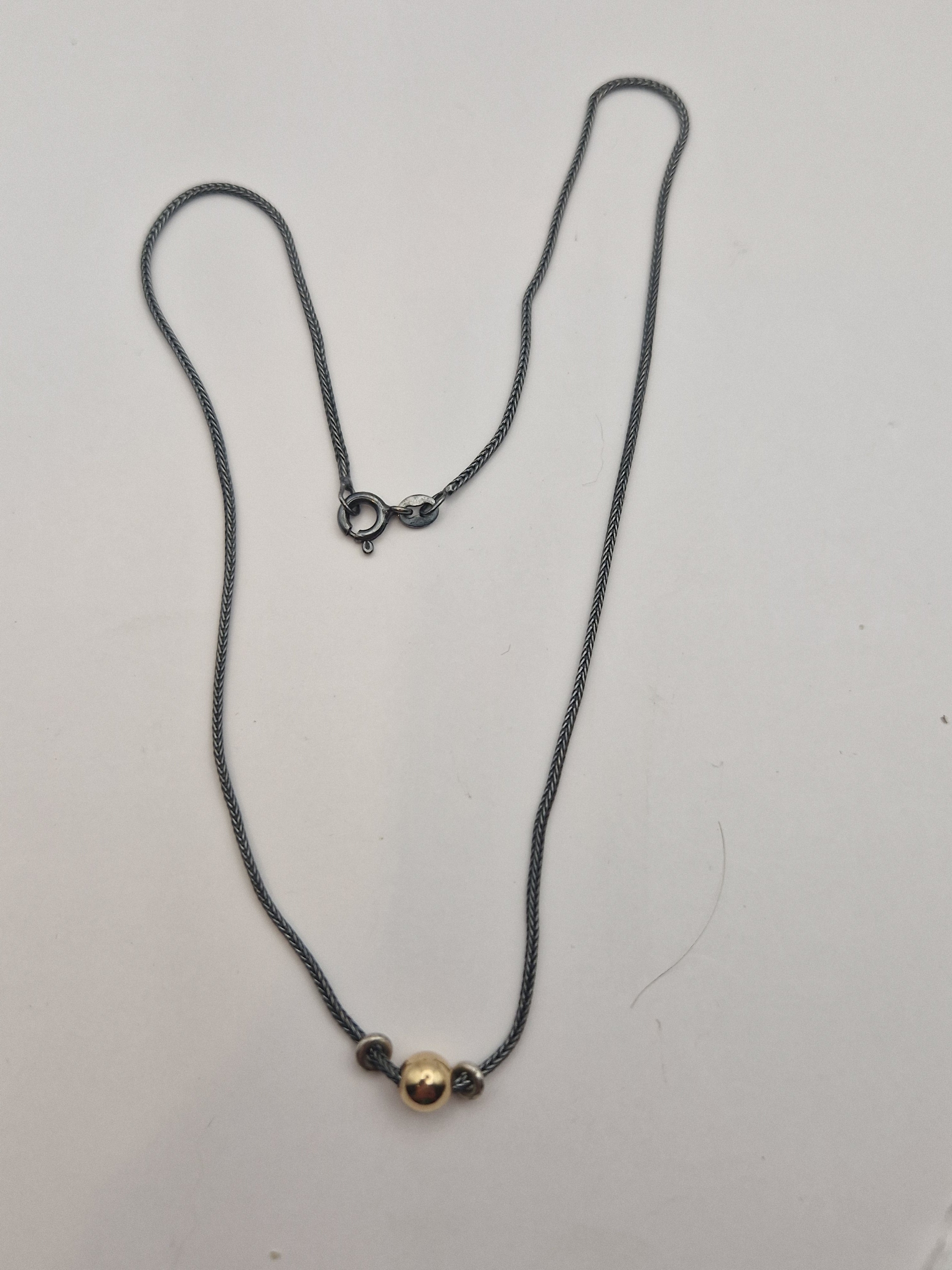 Sølvkjede med gullfarget kule